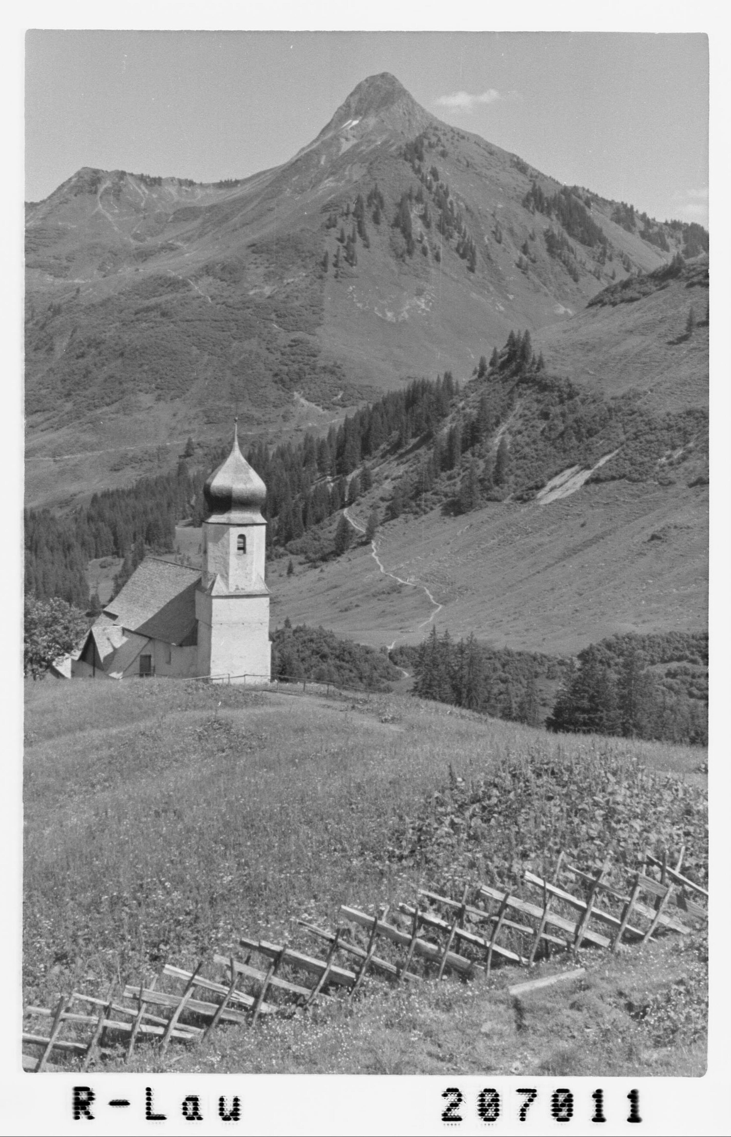 [Pfarrkirche Damüls mit Zafernhorn]></div>


    <hr>
    <div class=