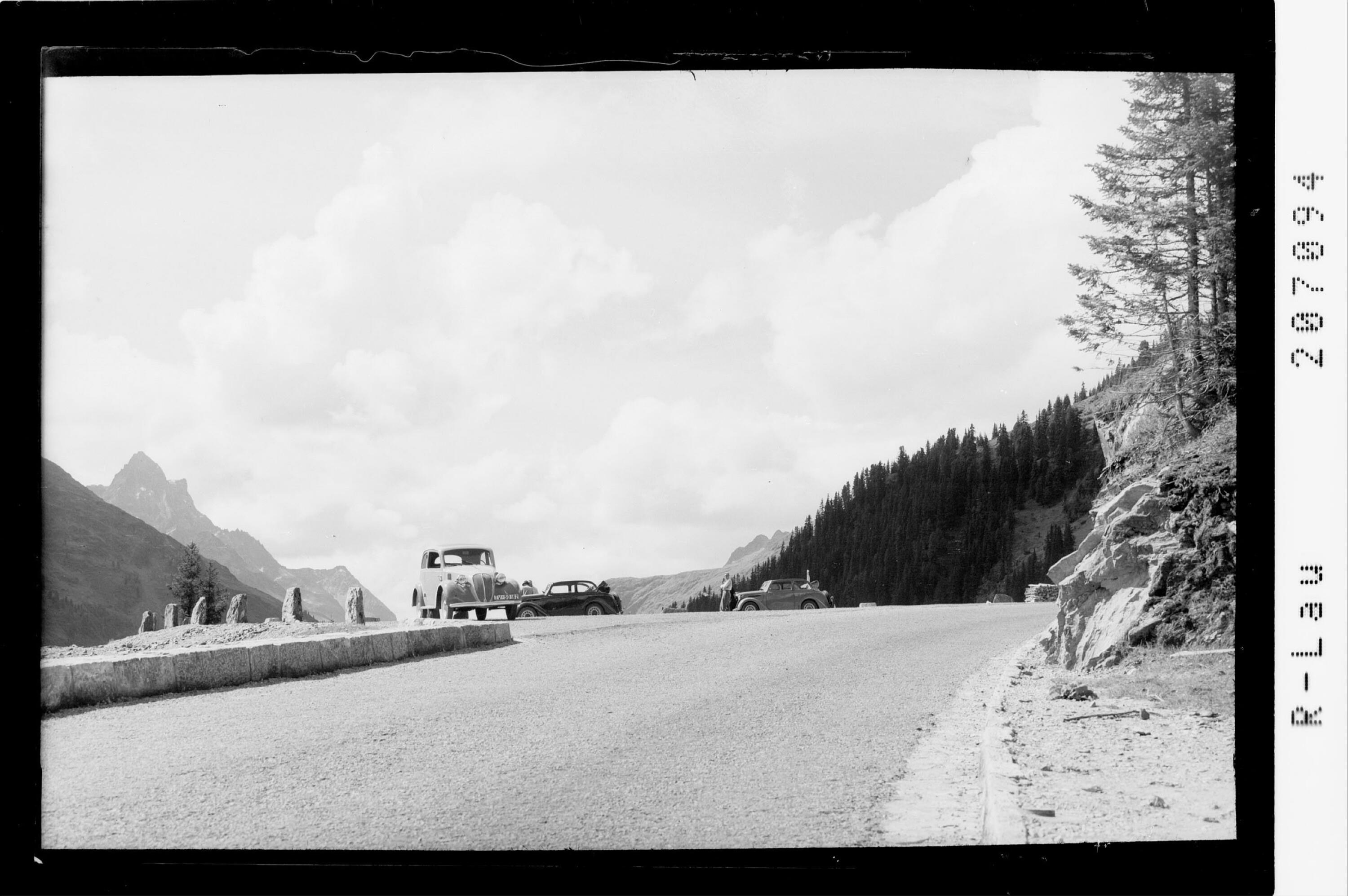 [Arlbergstrasse mit Blick zum Patteriol]></div>


    <hr>
    <div class=