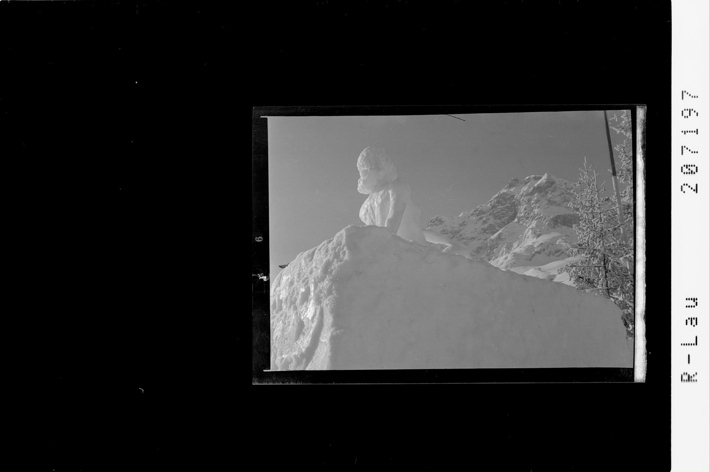 [Schneeskulptur in Zürs am Arlberg mit Blick zur Hasenfluh]></div>


    <hr>
    <div class=