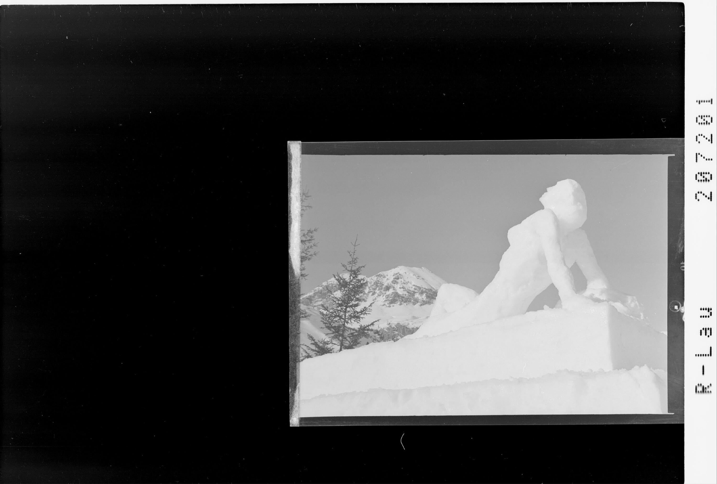 [Schneeskulptur in Zürs am Arlberg mit Blick zur Rüfispitze]></div>


    <hr>
    <div class=