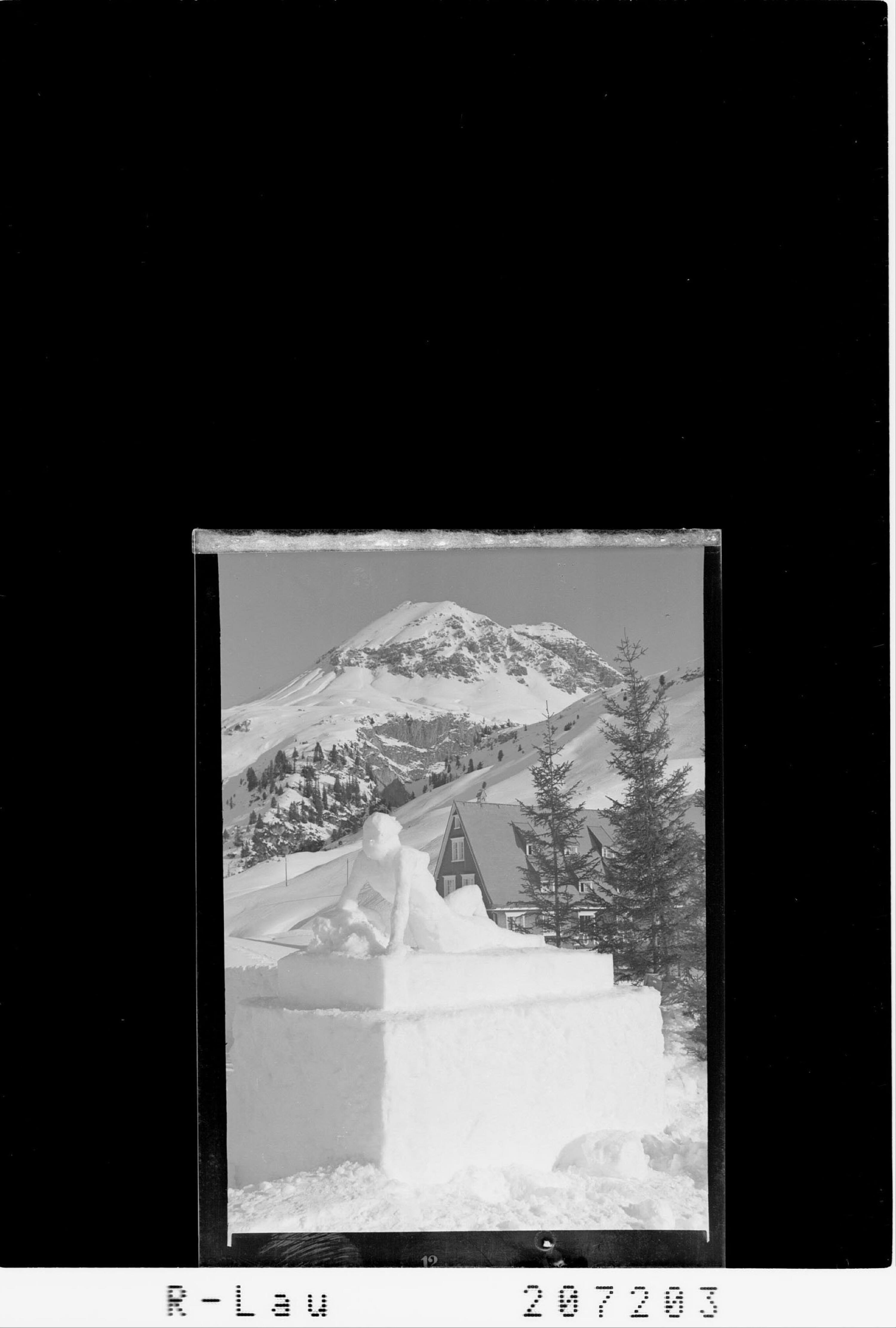 [Schneeskulptur beim Hotel Zürserhof in Zürs am Arlberg mit Blick zur Rüfispitze]></div>


    <hr>
    <div class=