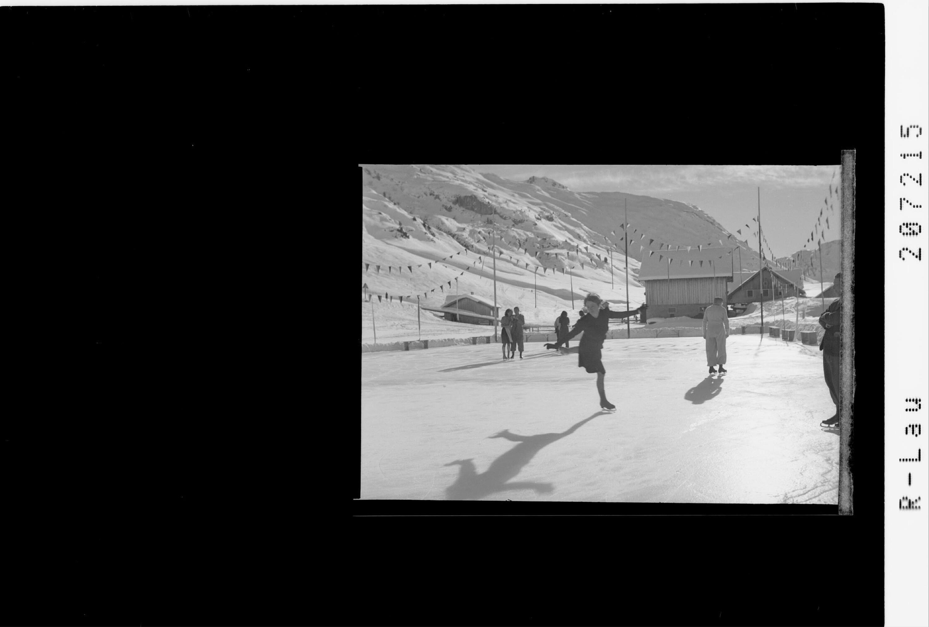 [Eislaufplatz in Zürs am Arlberg mit Blick zum Ochsenbodenkopf]></div>


    <hr>
    <div class=
