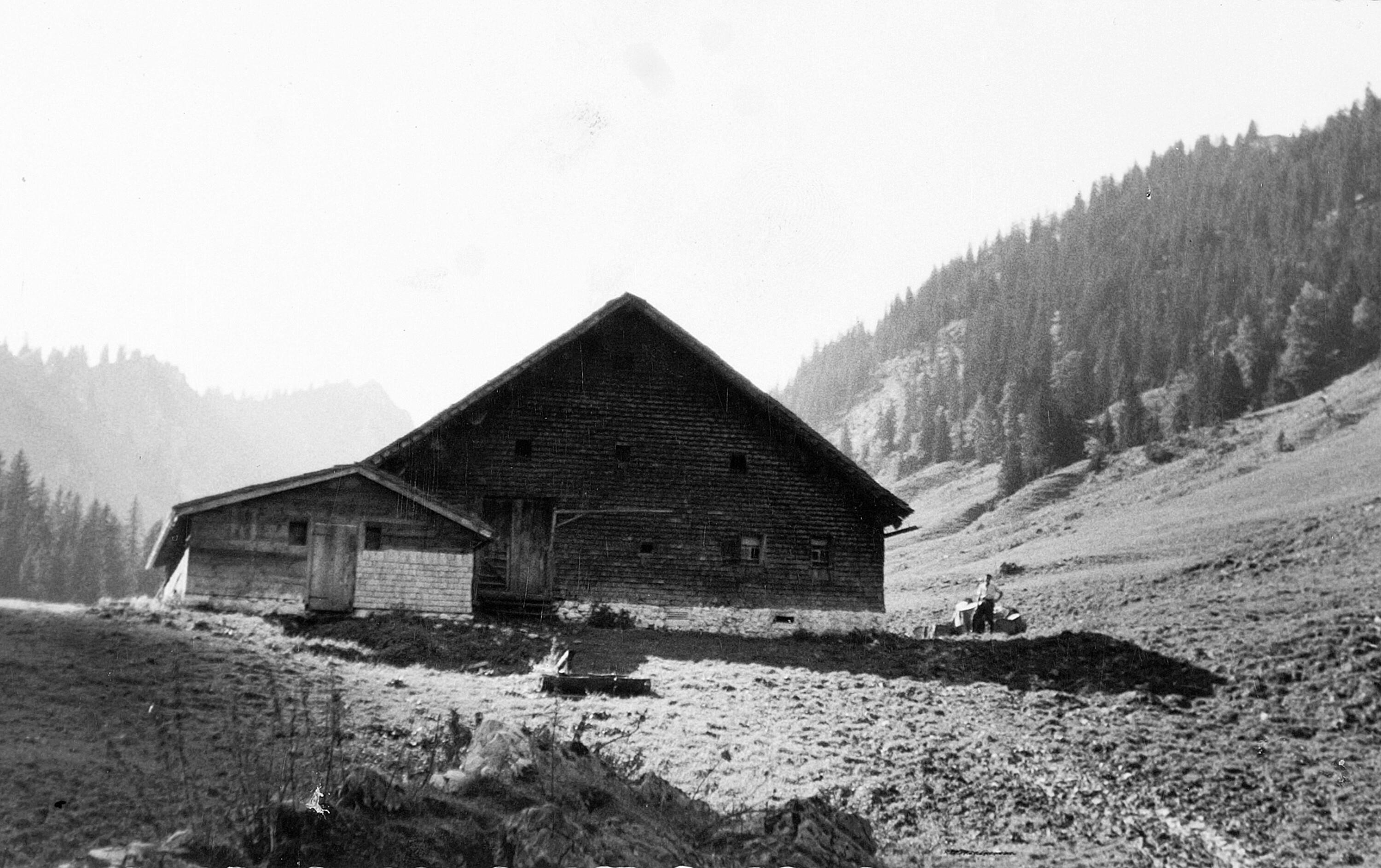 Alphütte mit Stall von Helbockstobel></div>


    <hr>
    <div class=