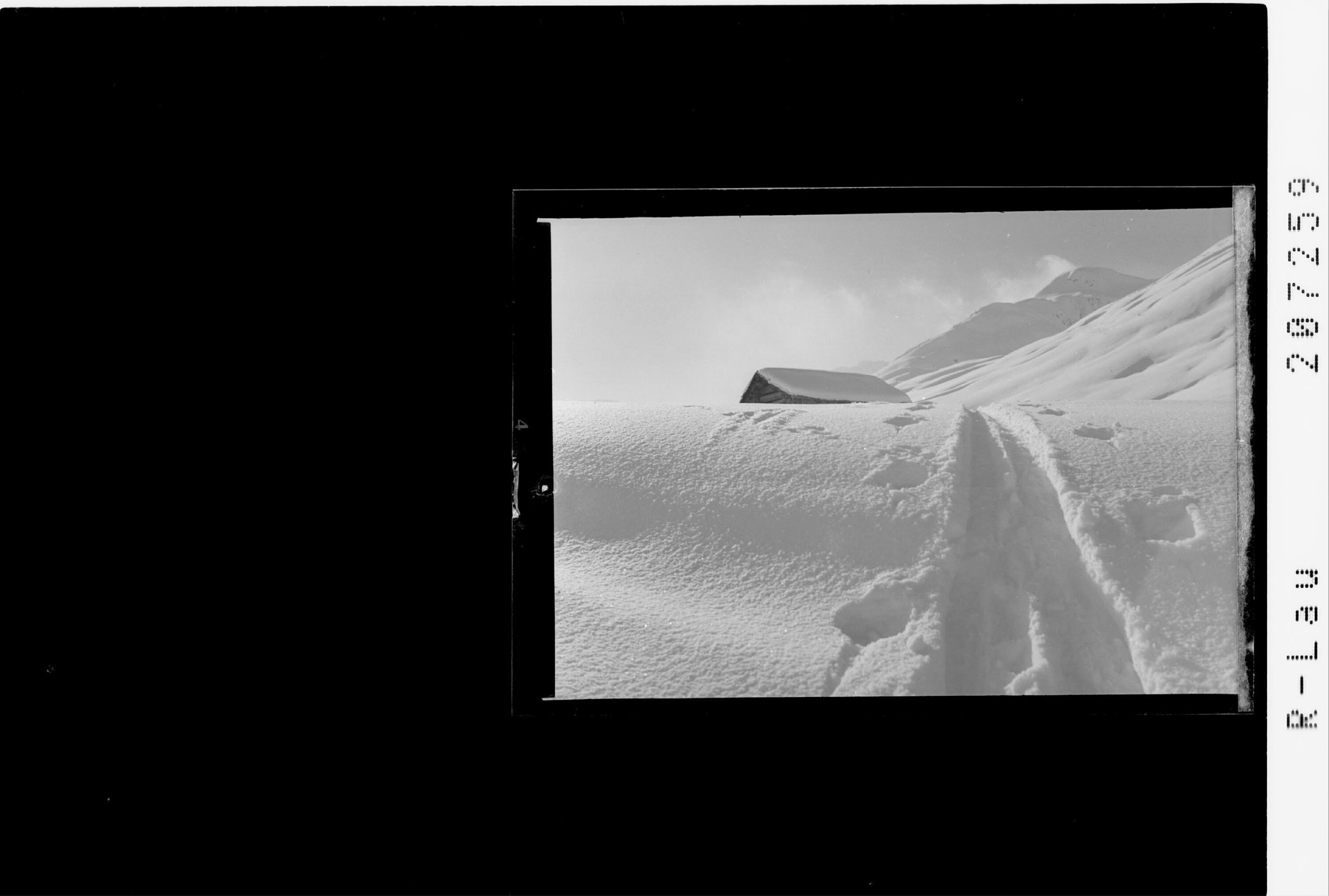 [Skispur bei Zürs am Arlberg mit Blick zum Rosskopf]></div>


    <hr>
    <div class=