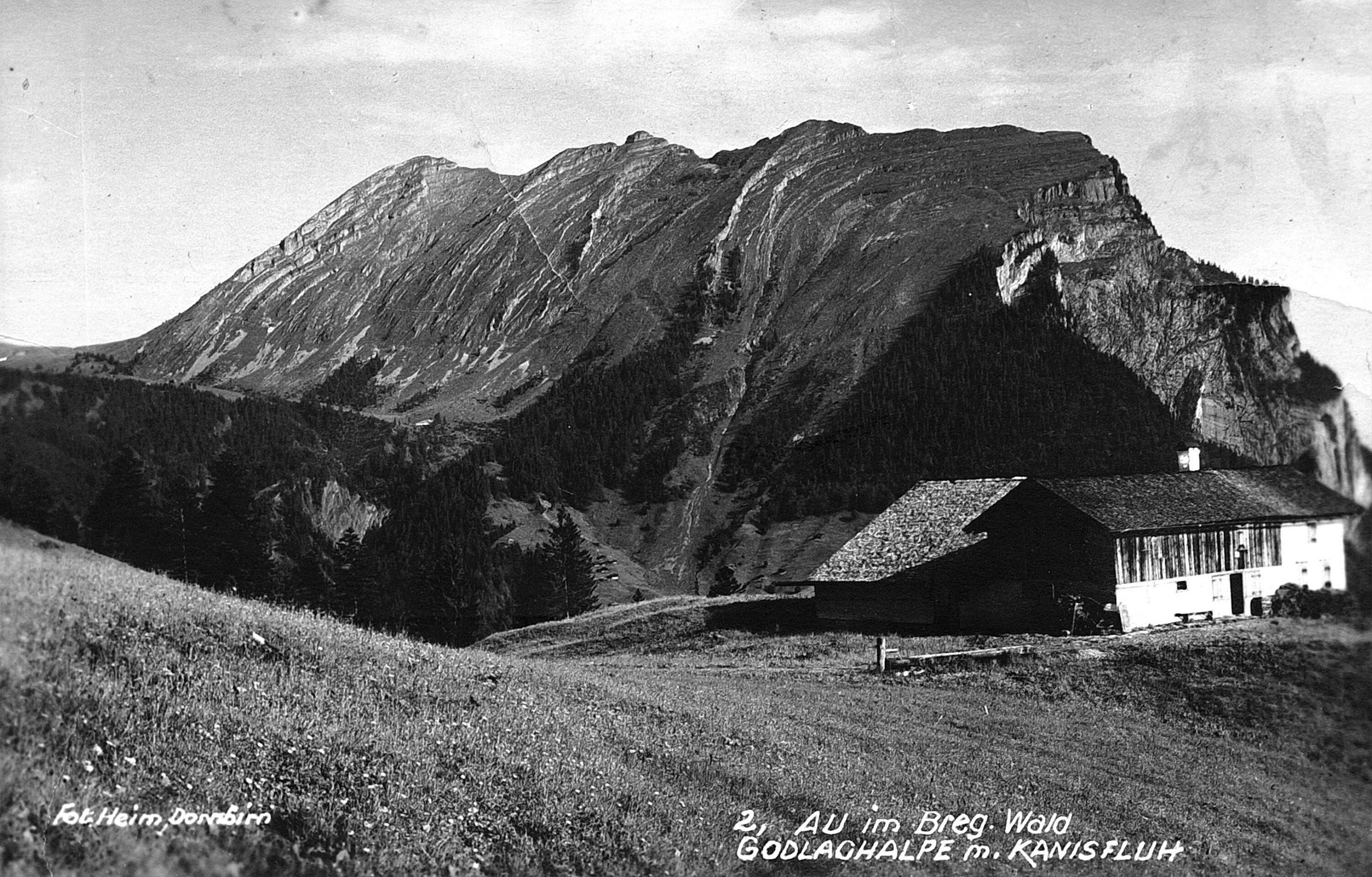Alpe Godlachen mit Hütte und der Kanisfluh als Panorama></div>


    <hr>
    <div class=
