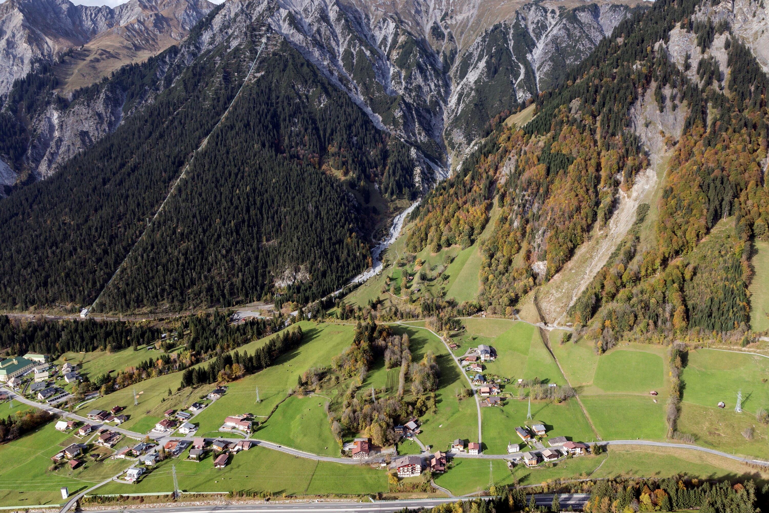 [Dalaas - Wald am Arlberg, Innerwald, Spullersee Kraftwerk, Grafenspitze]></div>


    <hr>
    <div class=