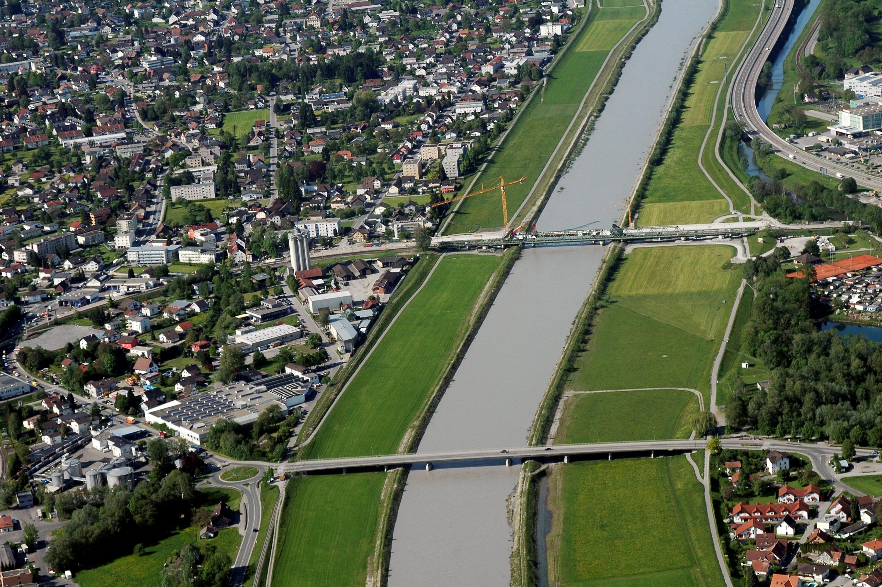 [Lustenau - St. Margarethen - Eisenbahnbrücke neu, Rhein]></div>


    <hr>
    <div class=