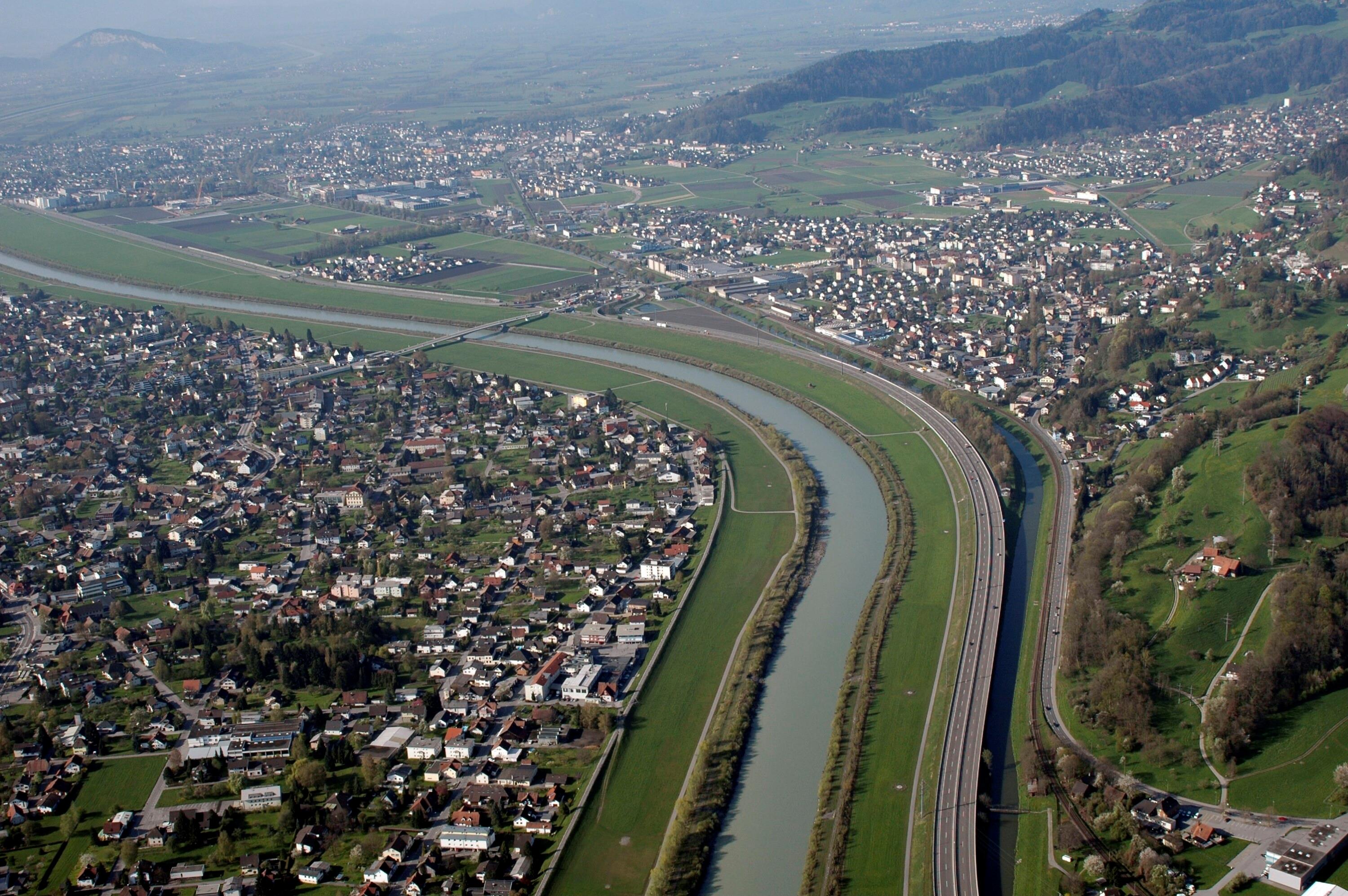 [Lustenau - Rheindorf, Rhein, Au]></div>


    <hr>
    <div class=