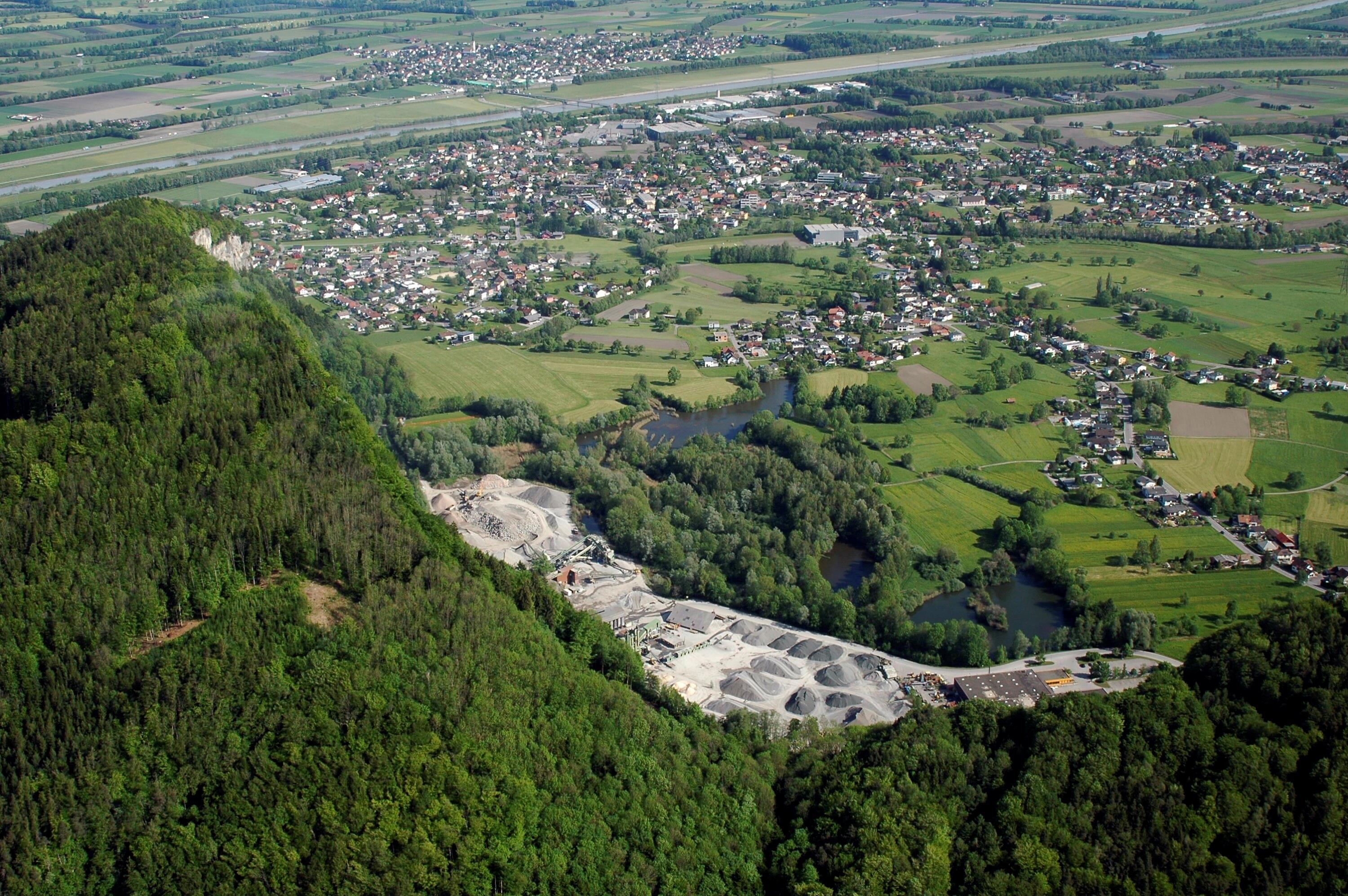 [Götzis - Hilti & Jehle, Asphaltmischanlage, Blick Mäder]></div>


    <hr>
    <div class=