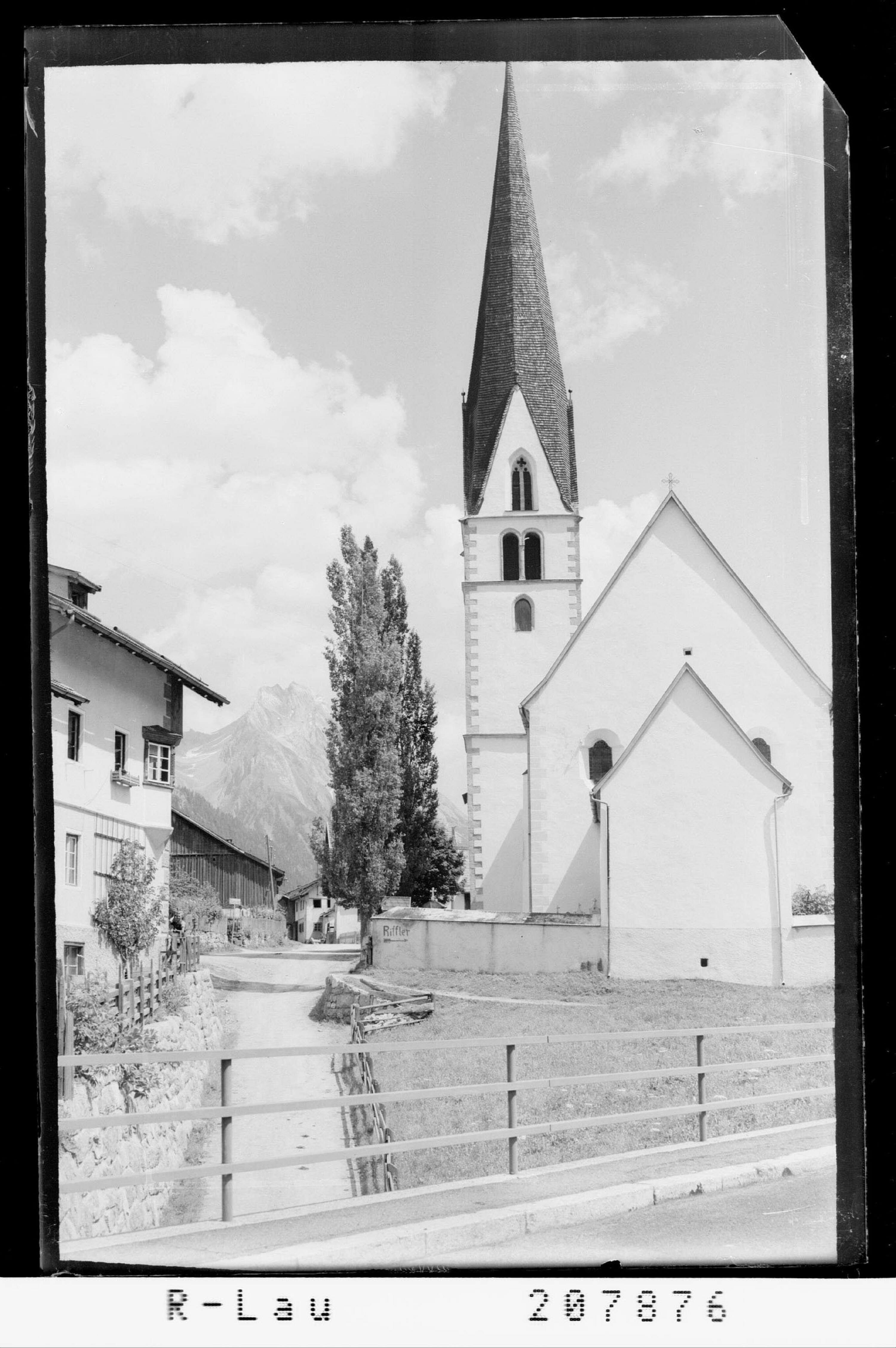 [Pfarrkirche Pettneu mit Blick zur Eisenspitze]></div>


    <hr>
    <div class=