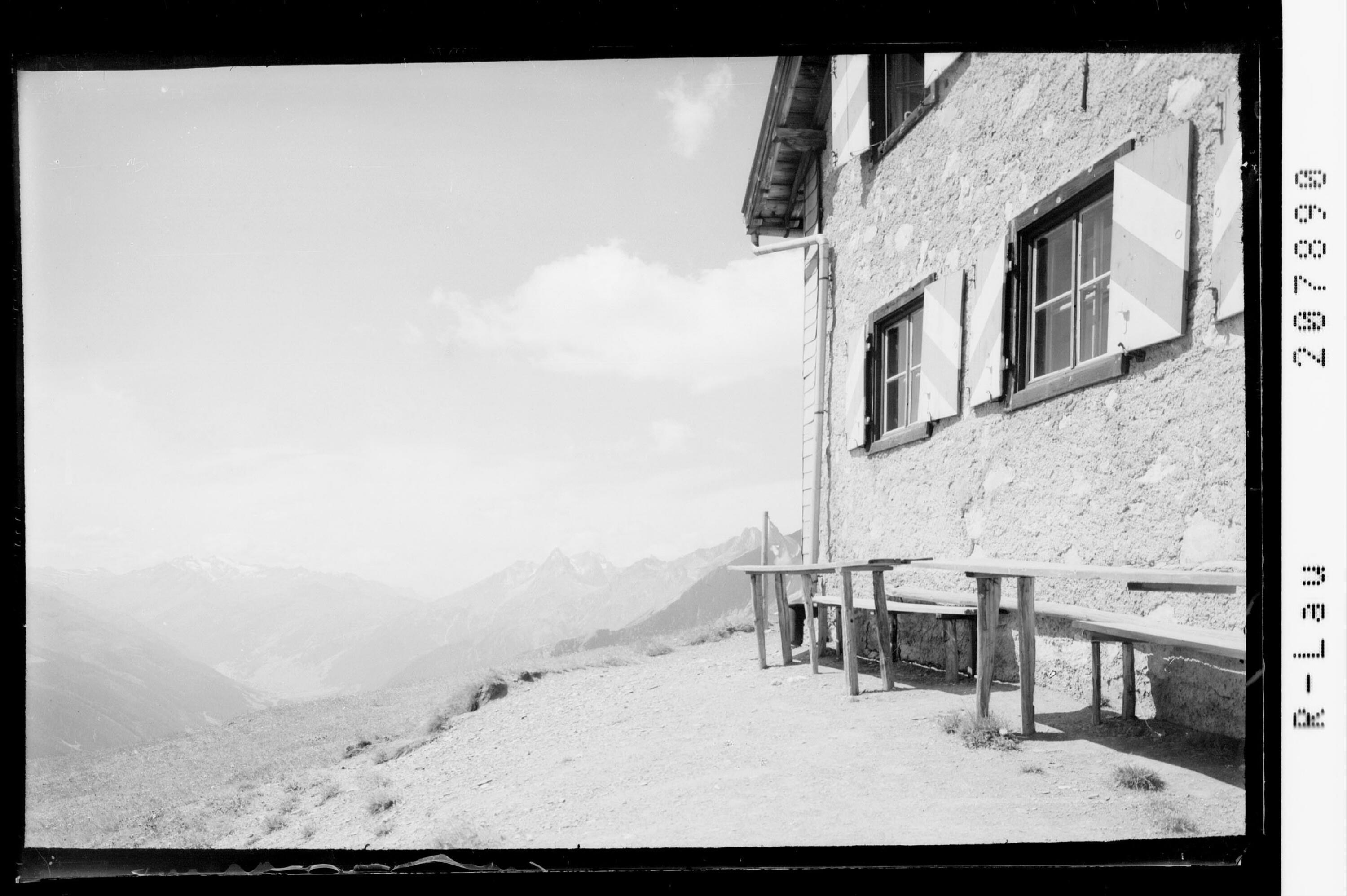 [Ansbacher Hütte mit Blick in's Arlberggebiet mit Kaltenberg und Valluga]></div>


    <hr>
    <div class=