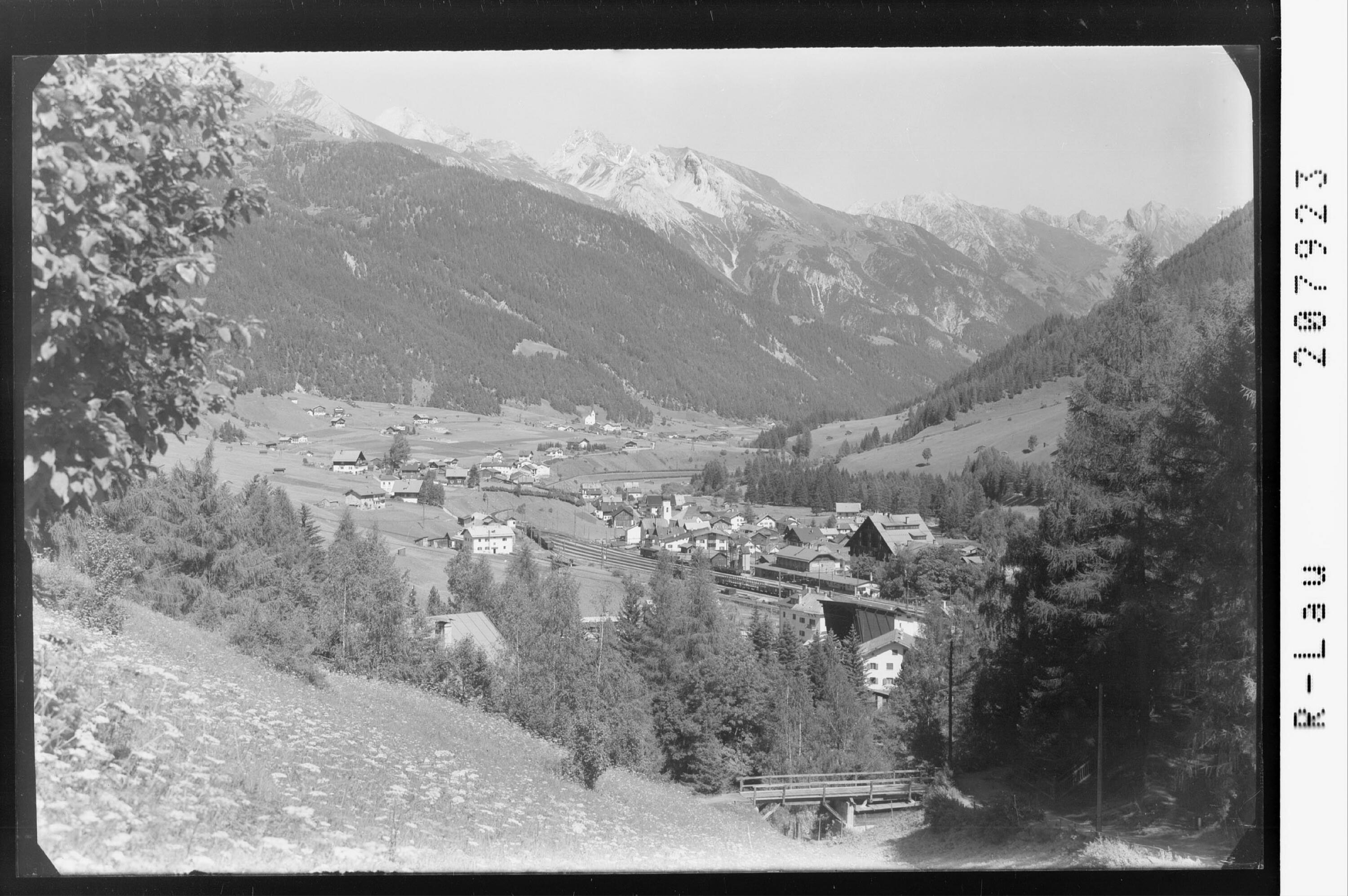 [St.Anton am Arlberg mit Blick in die Lechtaler Alpen]></div>


    <hr>
    <div class=