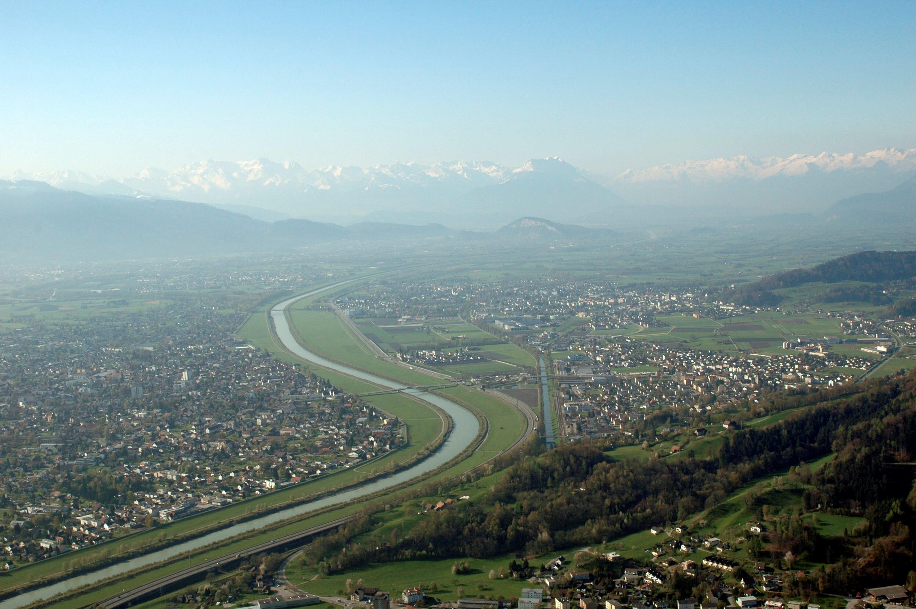 [Rhein; Lustenau; Schweiz - St. Galler Rheintal]></div>


    <hr>
    <div class=