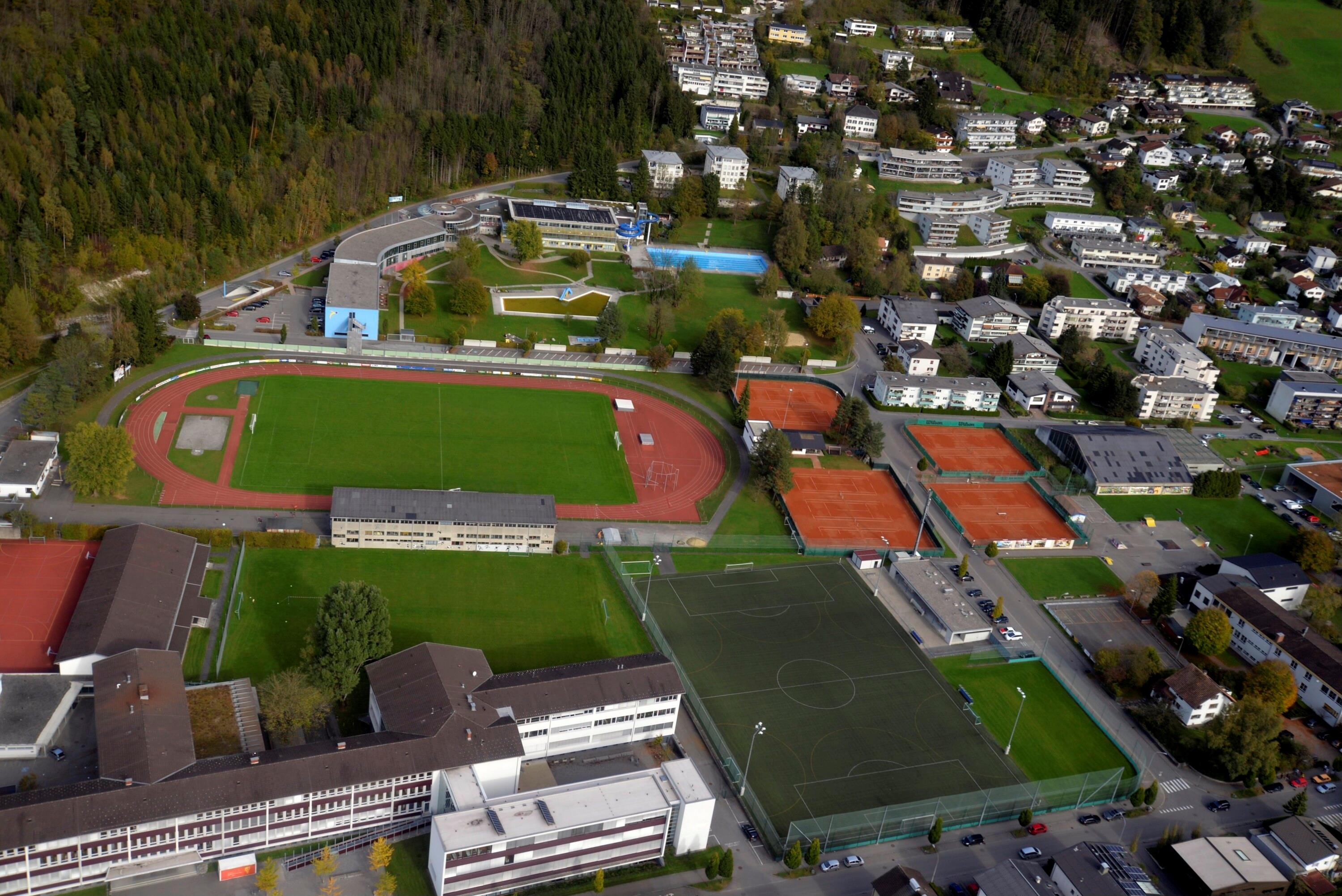 [Bludenz - Bundesgymnasium, Sportplatz, Val Blu]></div>


    <hr>
    <div class=