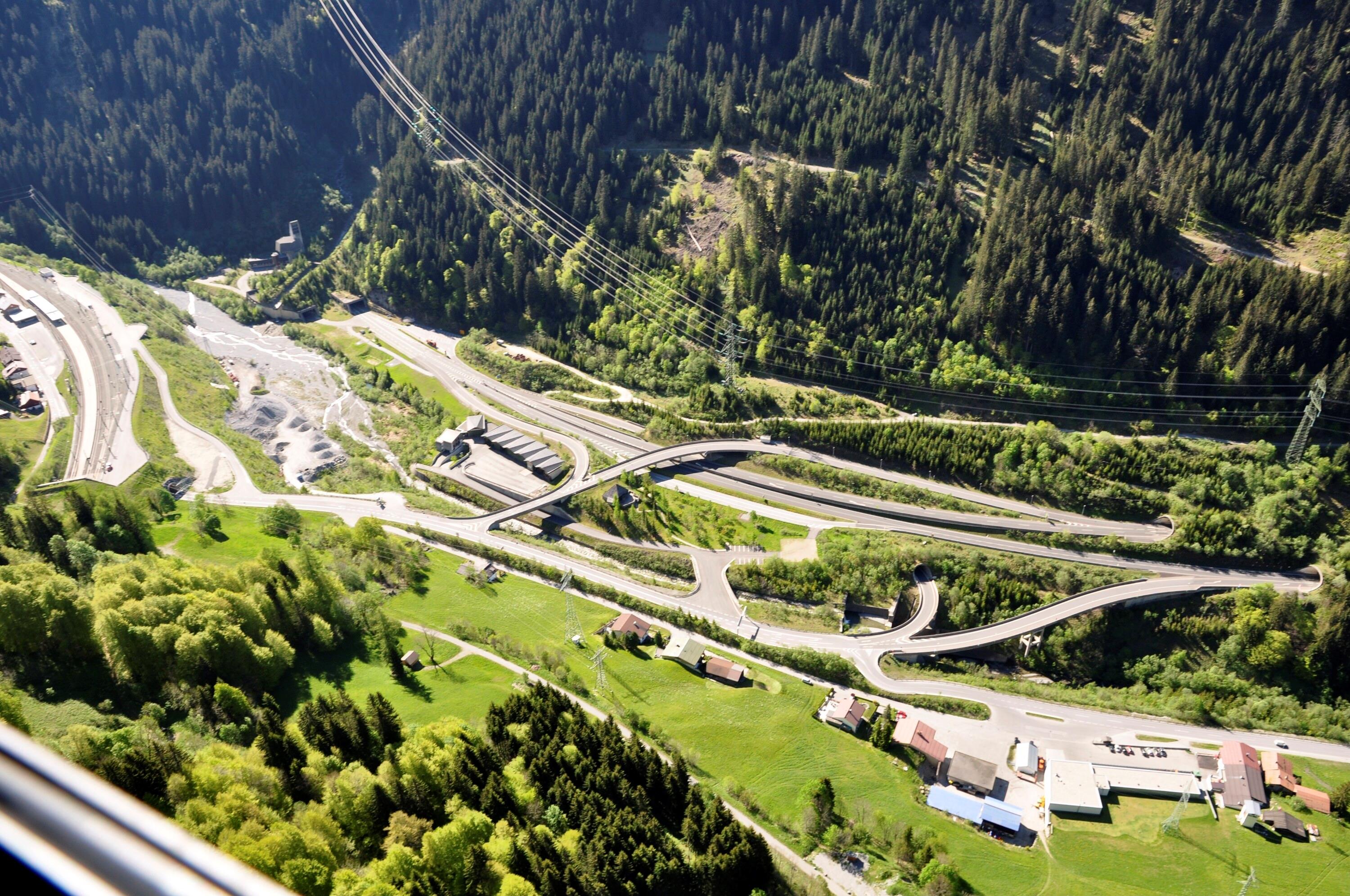 [Klösterle - S16, Arlbergstraßentunnel Portal West, Anschluss L97 Langen am Arlberg]></div>


    <hr>
    <div class=