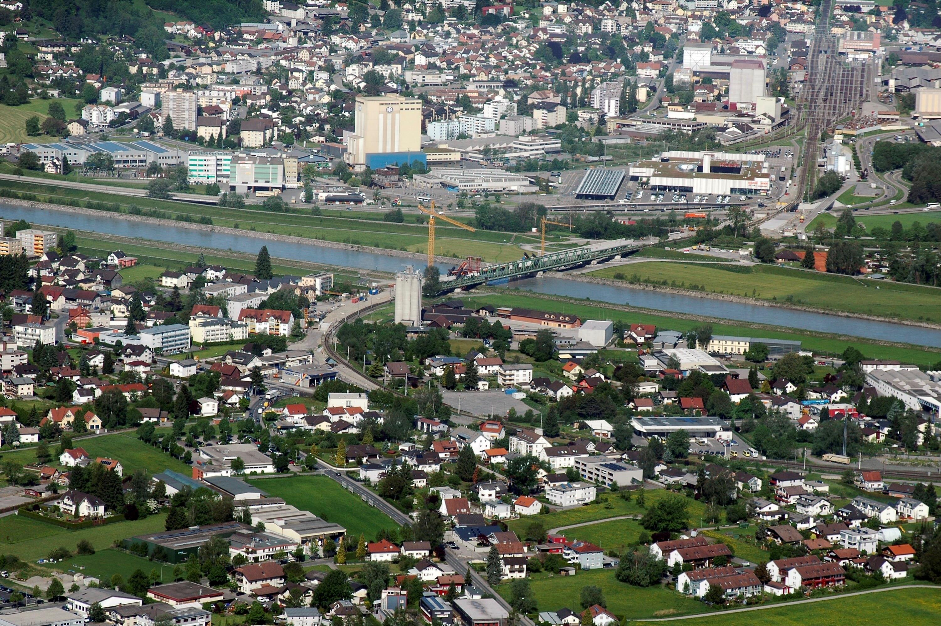 [Lustenau - Bahnbrücke, Rhein]></div>


    <hr>
    <div class=