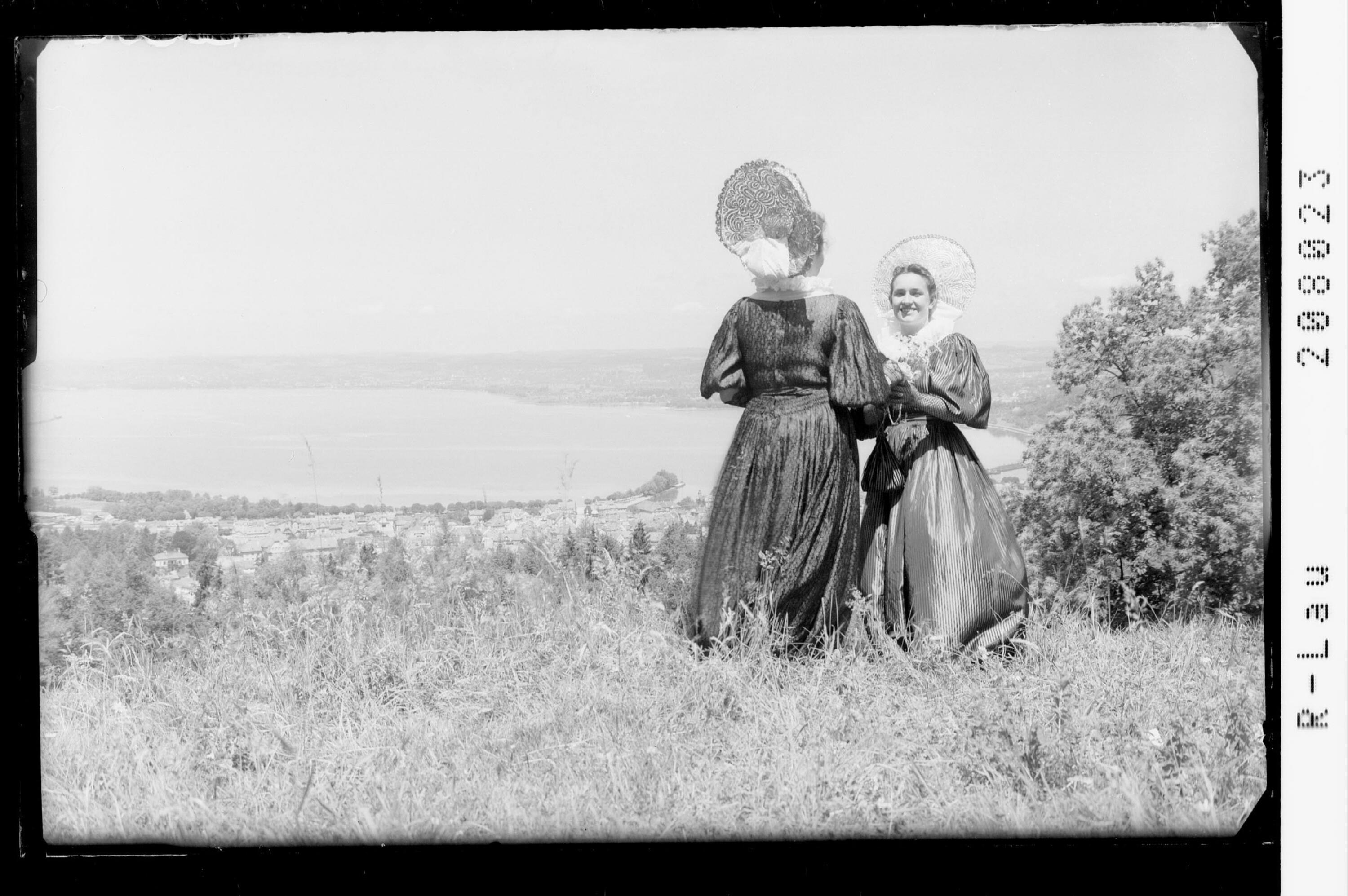 [Bregenzer Tracht - Blick auf den Bodensee]></div>


    <hr>
    <div class=