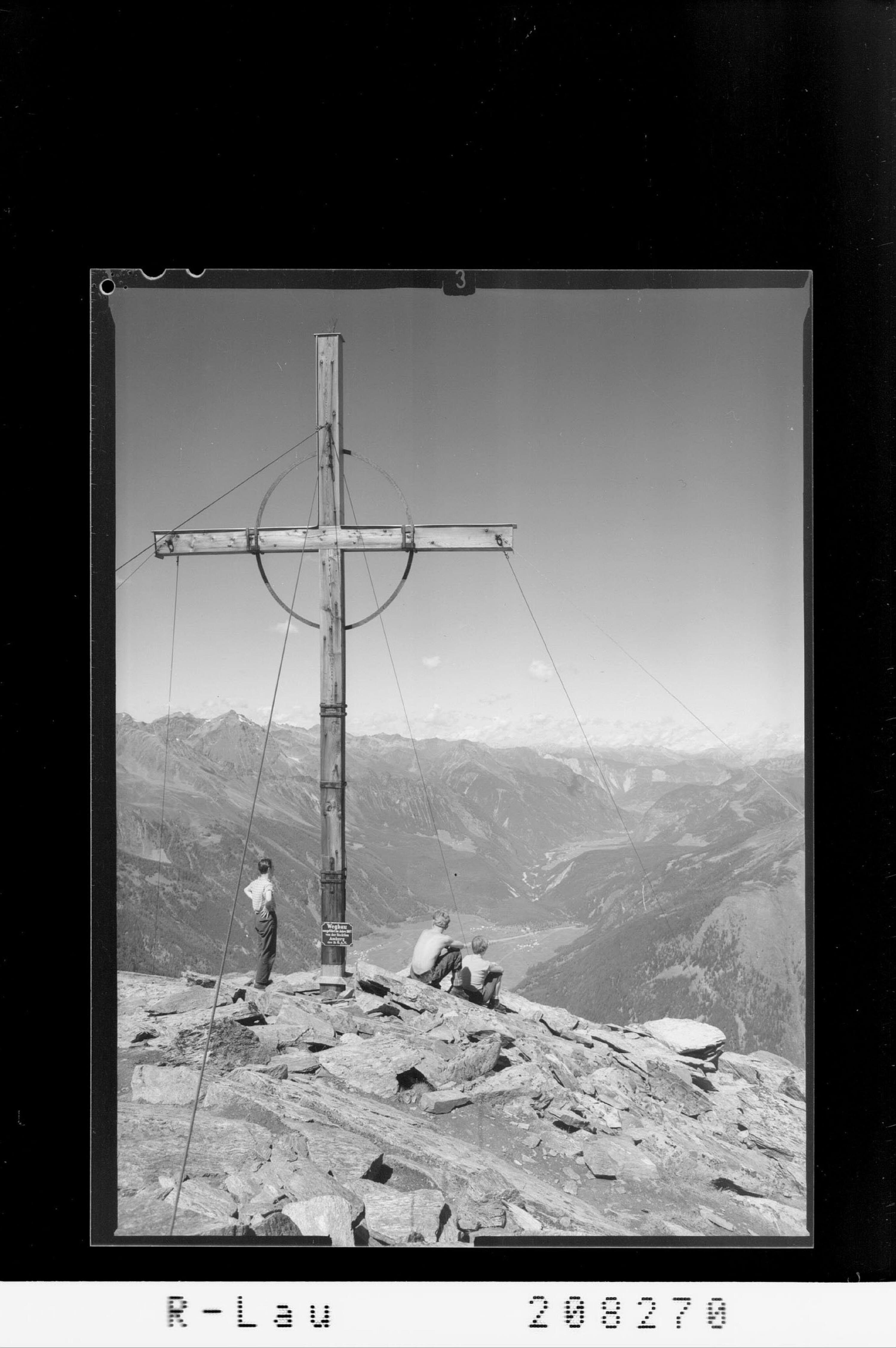 Gamskogl 2815 m / Gipfelkreuz mit Blick ins vordere Ötztal></div>


    <hr>
    <div class=