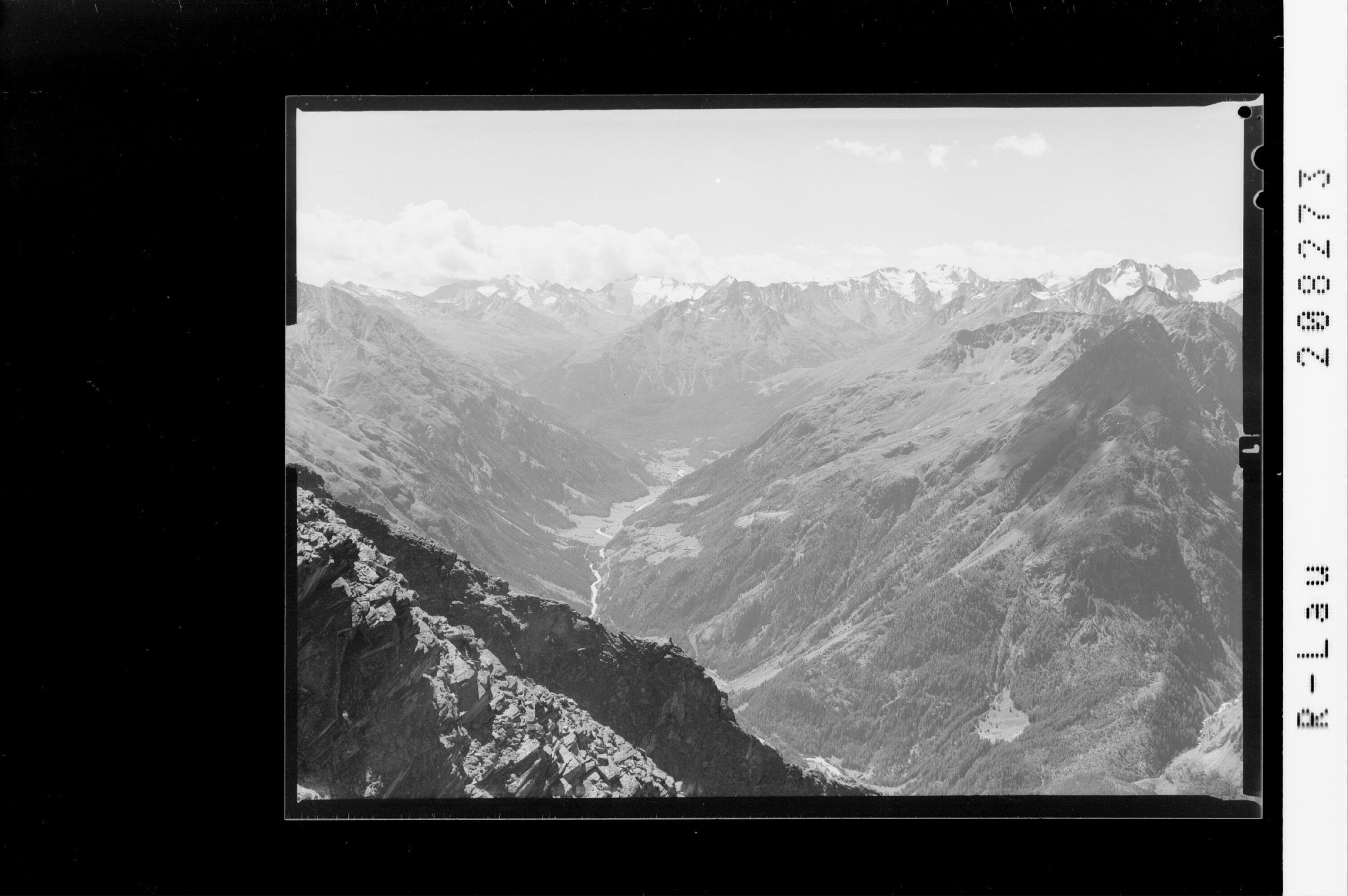 [Blick vom Gamskogel bei Längenfeld in die Ötztaler Alpen mit Gurglerkamm und Ramolkogel]></div>


    <hr>
    <div class=