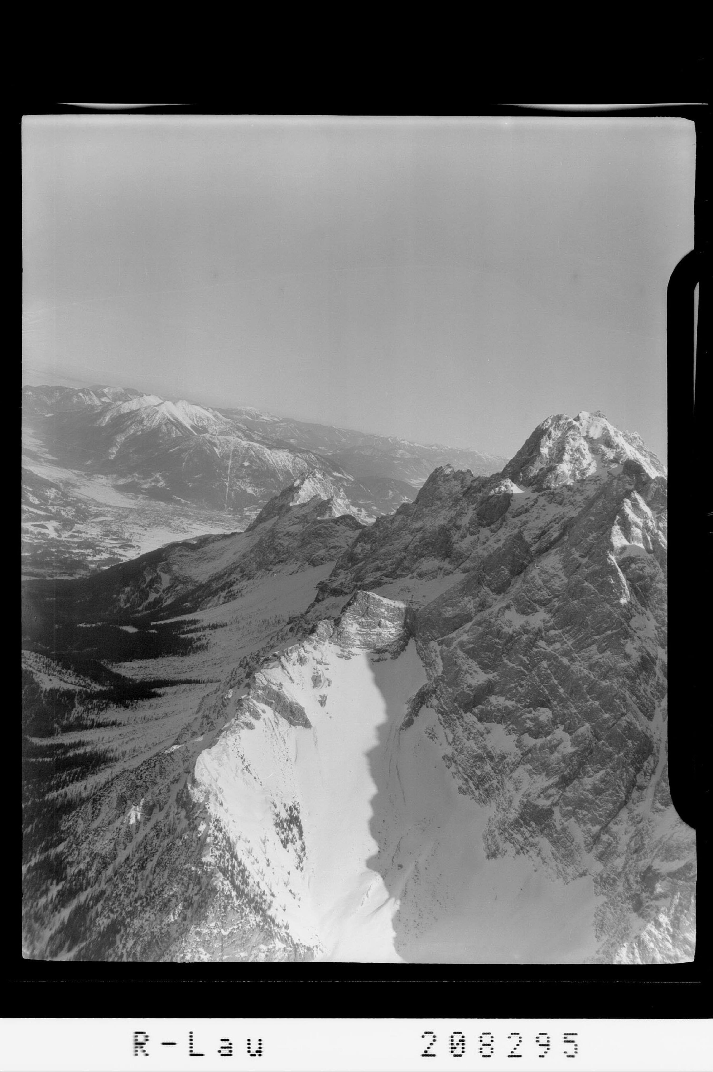 Zugspitzgipfel 2963 m und Abfahrt von der Stütze 4 nach Ehrwald></div>


    <hr>
    <div class=