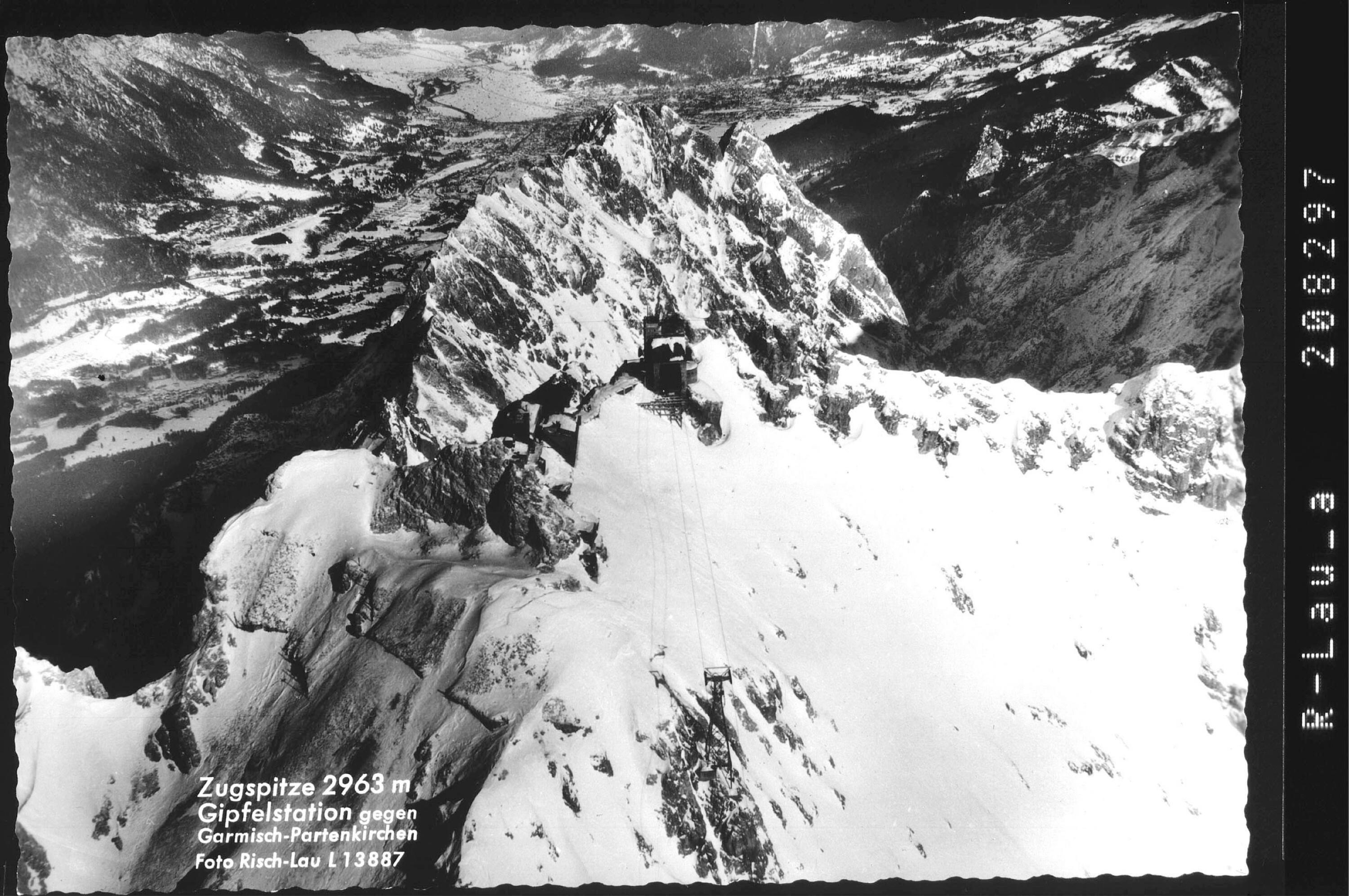 Zugspitze 2963 m Gipfelstation gegen Garmisch-Partenkirchen></div>


    <hr>
    <div class=
