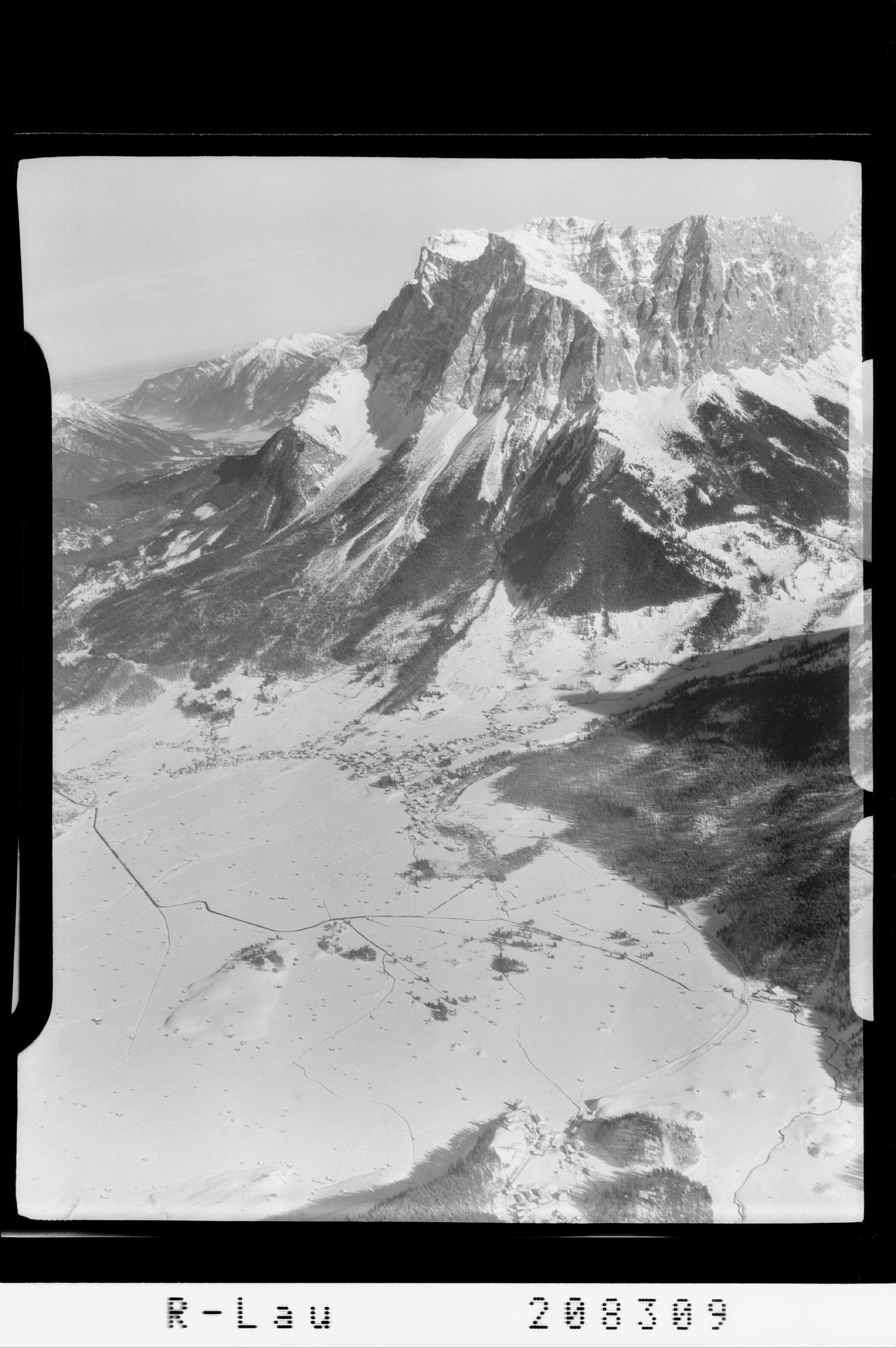 Ehrwald mit Zugspitze 2963 m in Tirol></div>


    <hr>
    <div class=