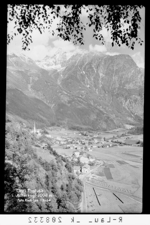Ötz in Tirol mit Acherkogel 3008 m von Risch-Lau