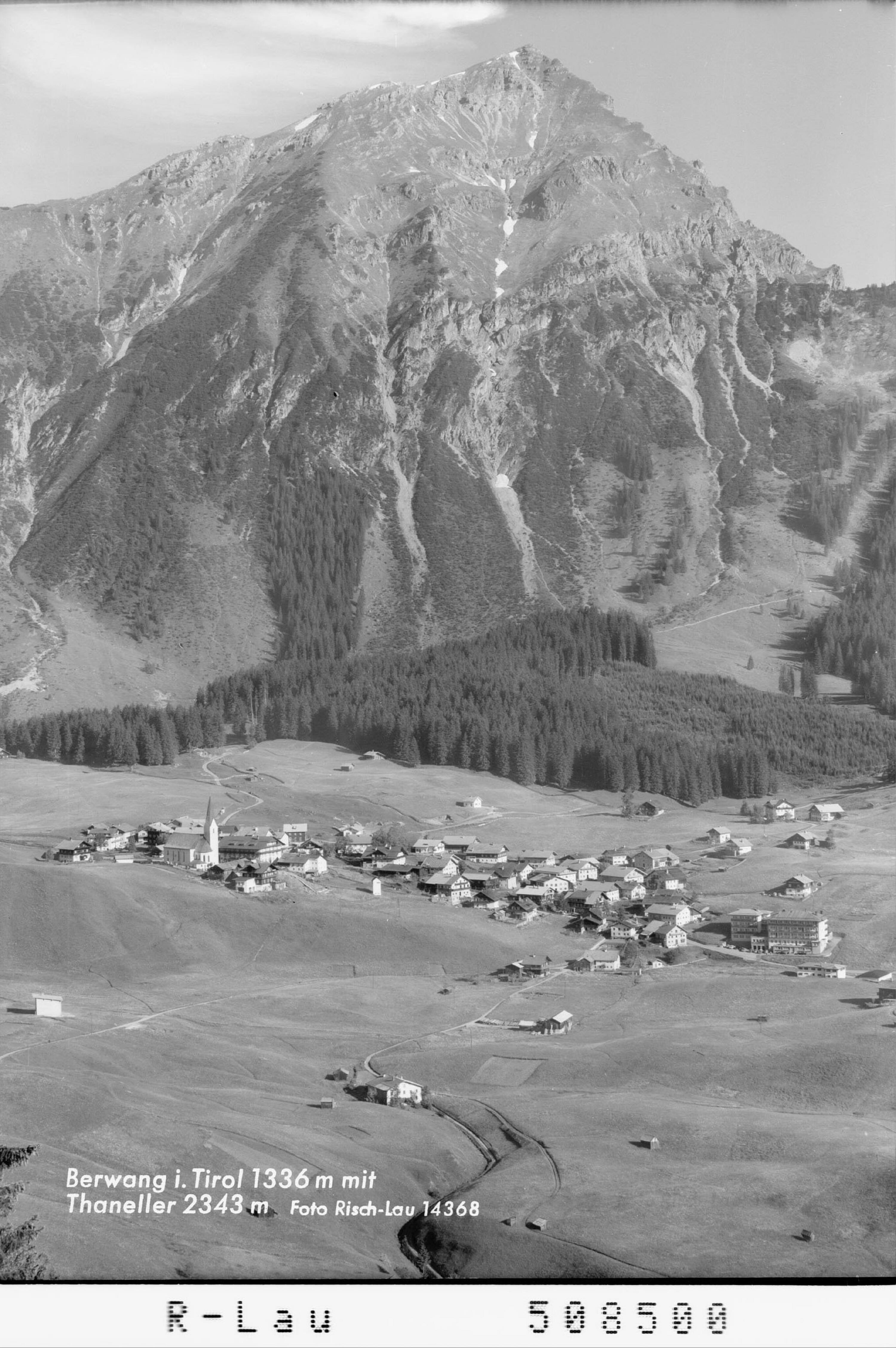 Berwang in Tirol 1336 m mit Thaneller 2343 m></div>


    <hr>
    <div class=