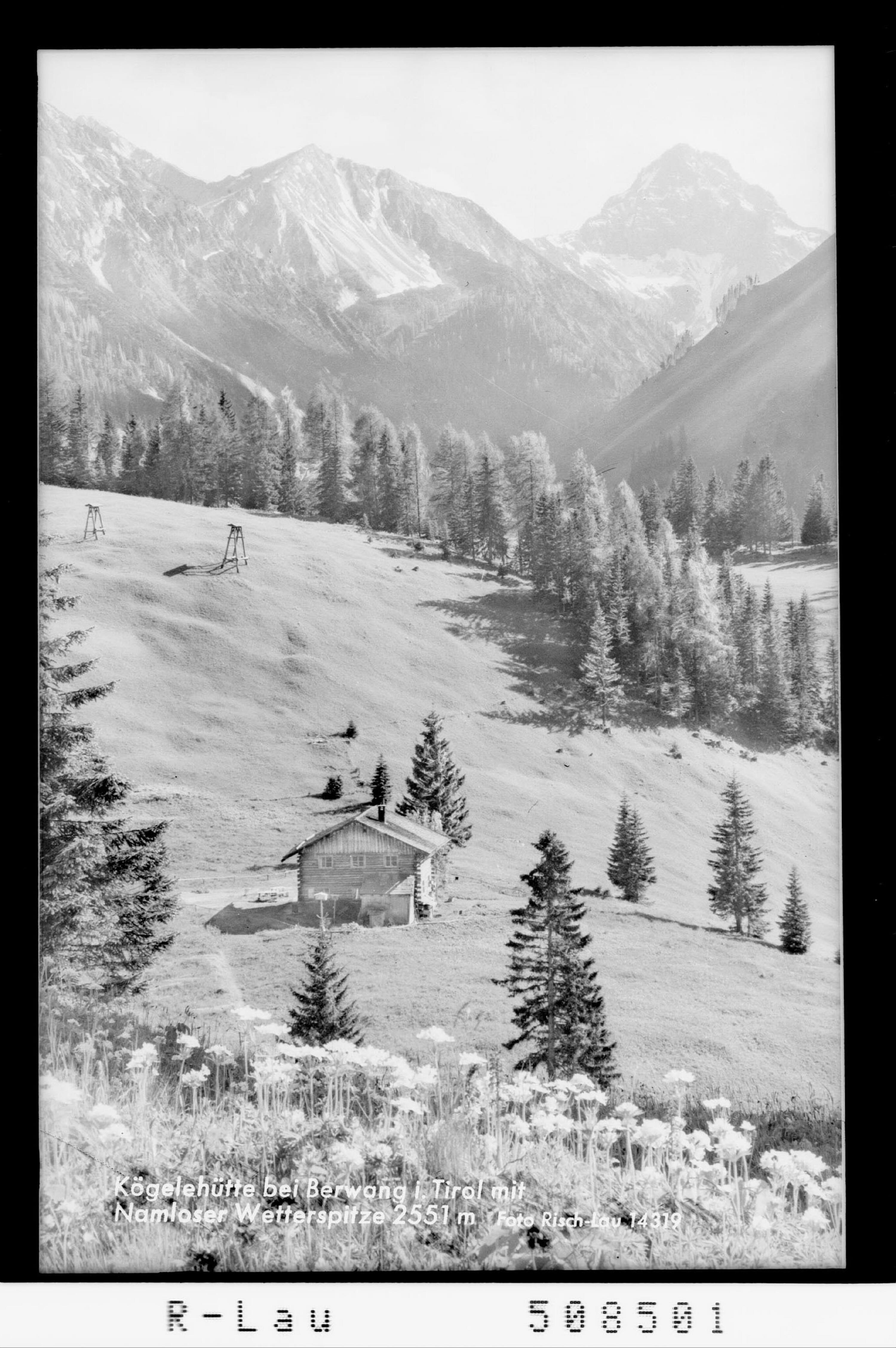 Kögelehütte bei Berwang in Tirol mit Namloser Wetterspitze 2551 m></div>


    <hr>
    <div class=