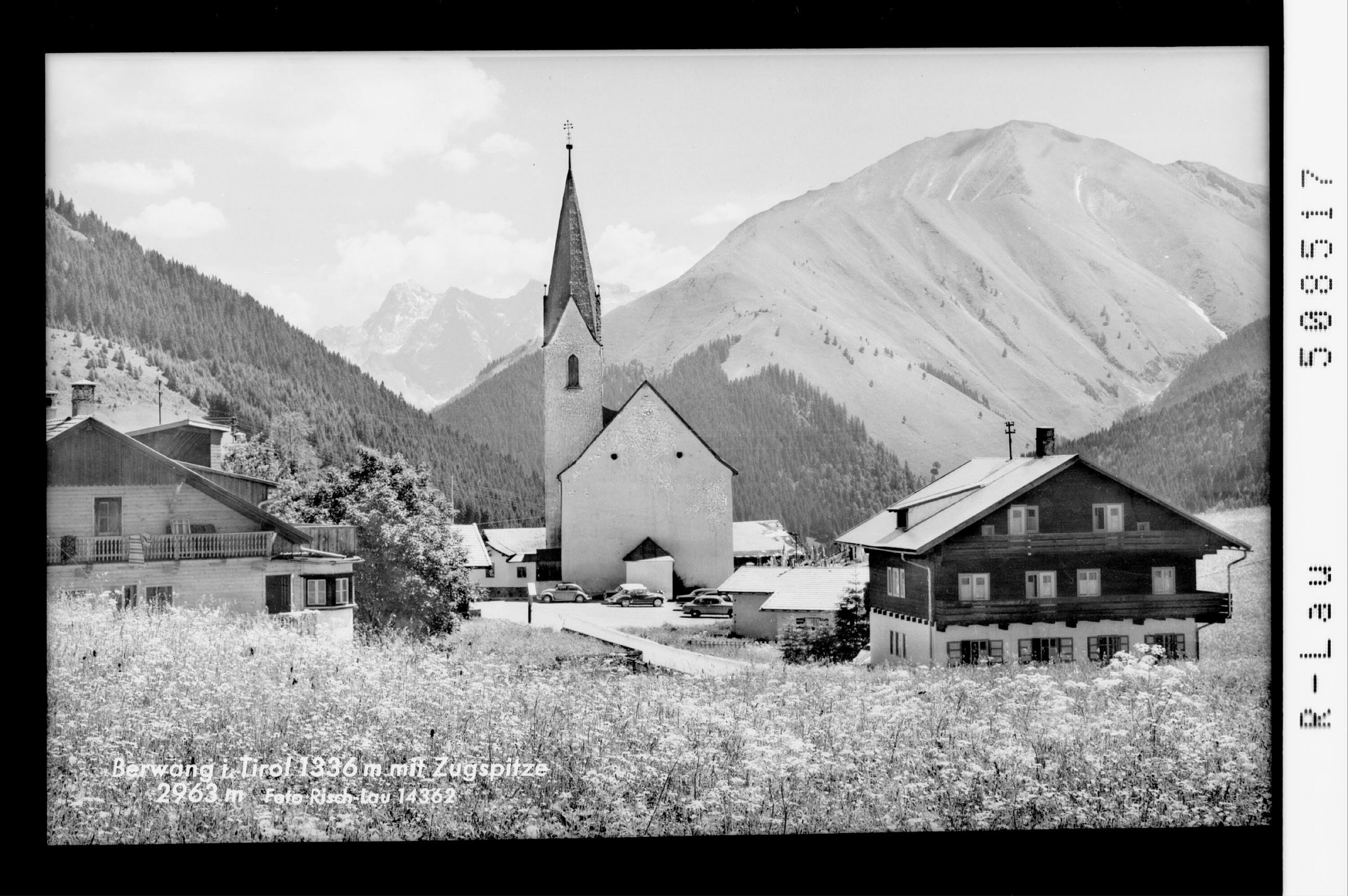 Berwang in Tirol 1336 m mit Zugspitze 2963 m></div>


    <hr>
    <div class=