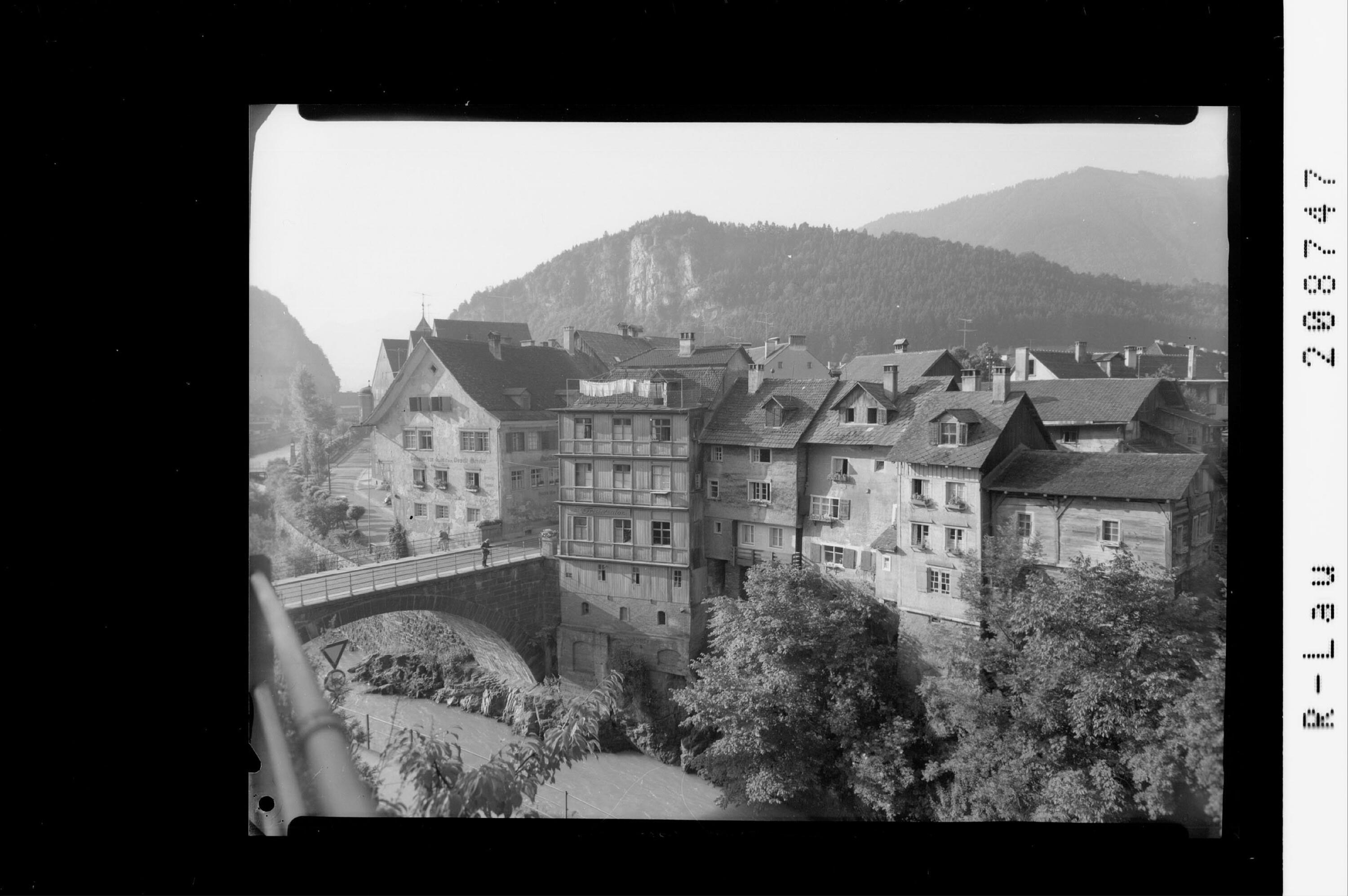 Feldkirch, alte Häuser an der Ill mit Stadtschrofen und Vorderälpele></div>


    <hr>
    <div class=