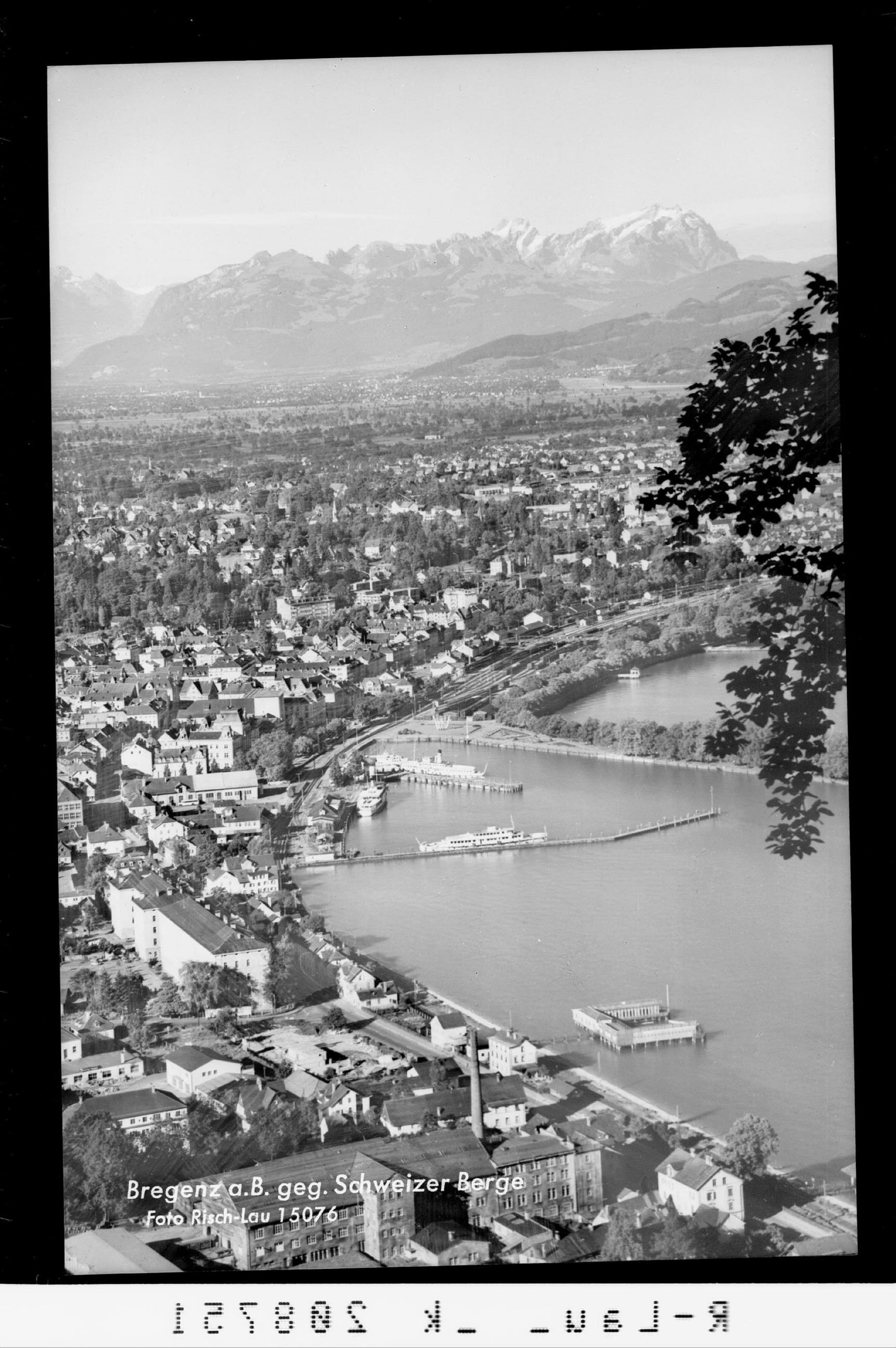 Bregenz am Bodensee gegen Schweizer Berge></div>


    <hr>
    <div class=