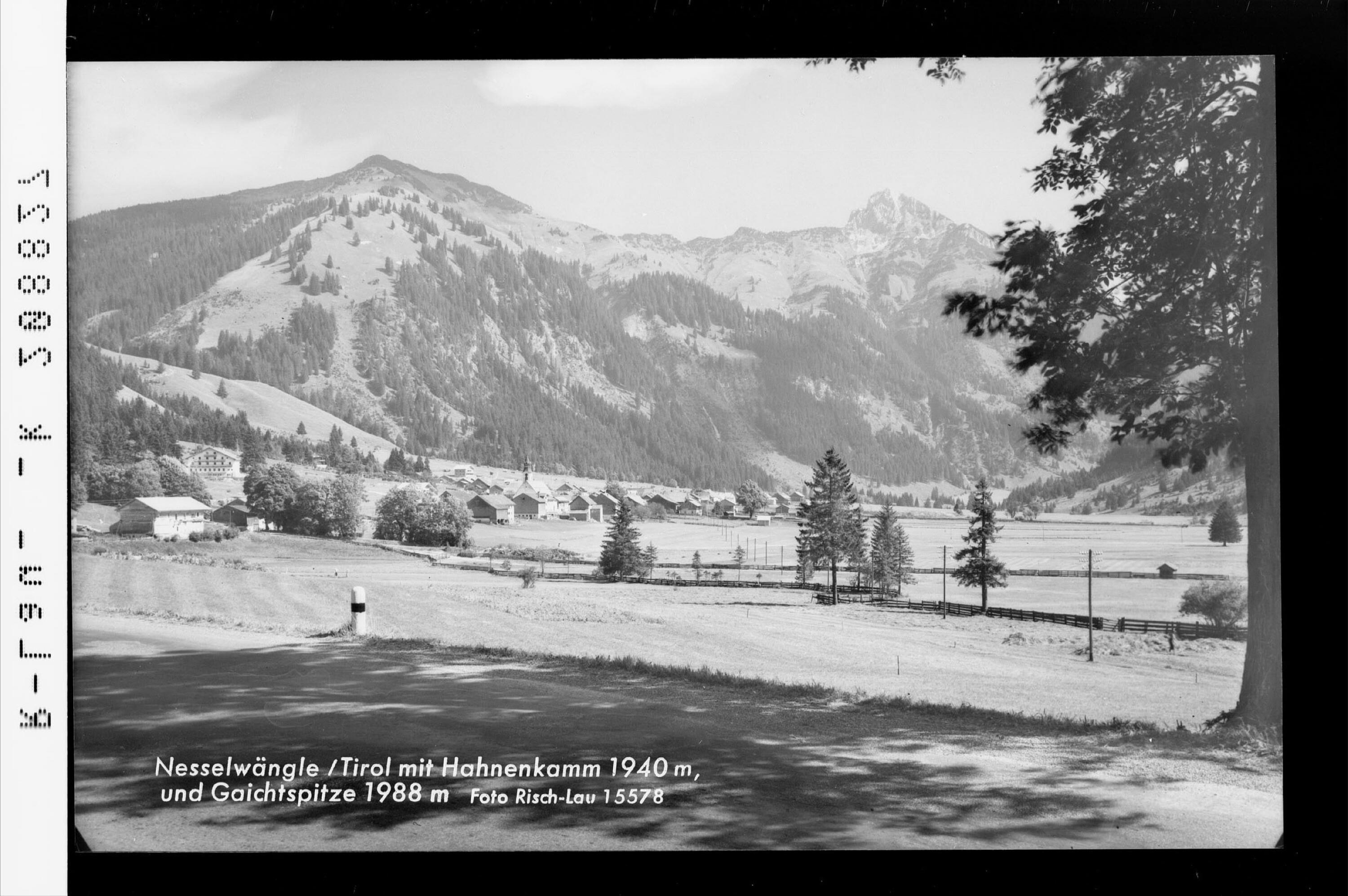 Nesselwängle, Tirol mit Hahnenkamm 1940 m, und Gaichtspitze 1988 m></div>


    <hr>
    <div class=