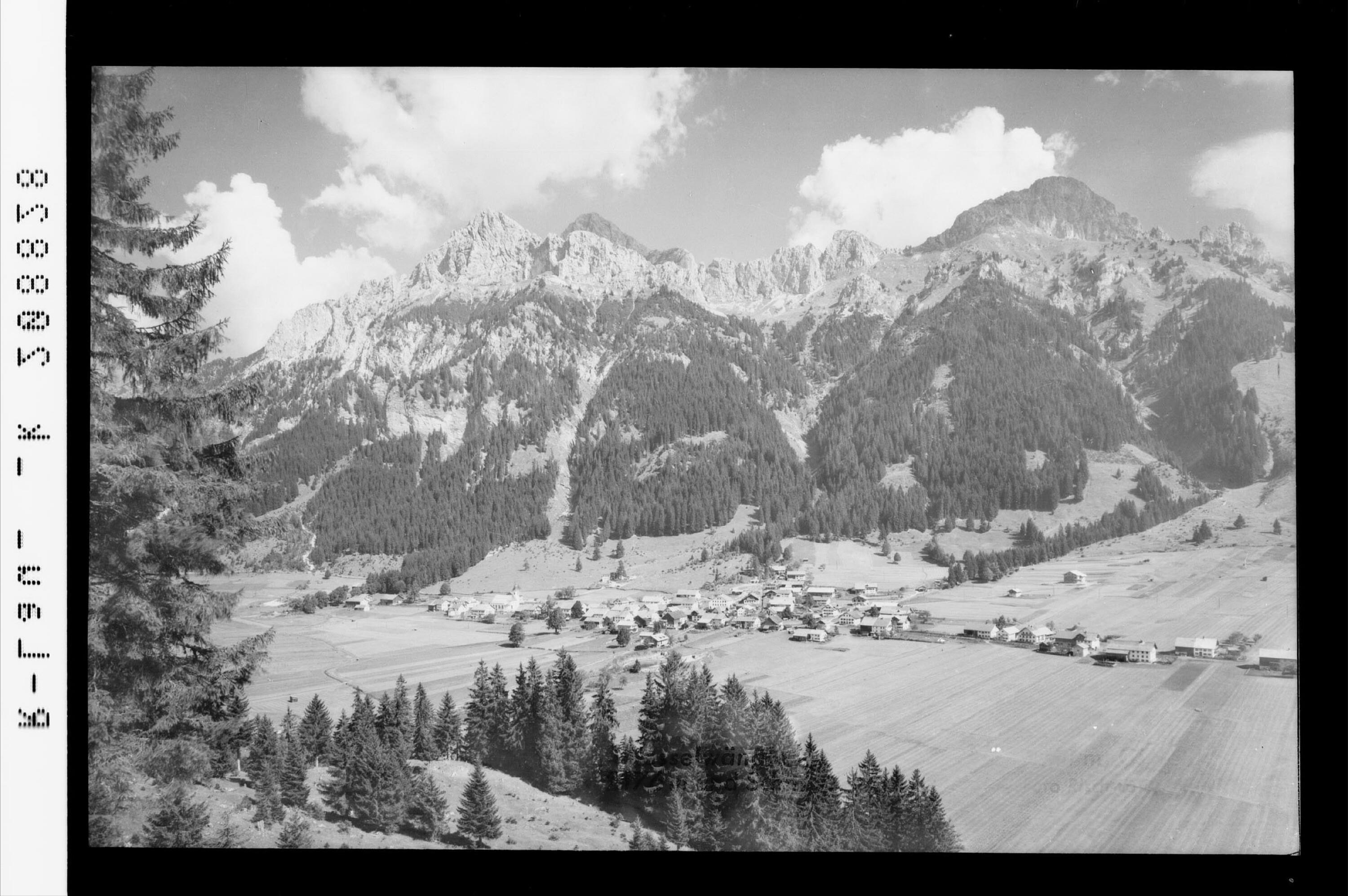 Nesselwängle in Tirol mit Rote Fluh 2111 m, Gimpel 2176 m und Schneidspitze></div>


    <hr>
    <div class=