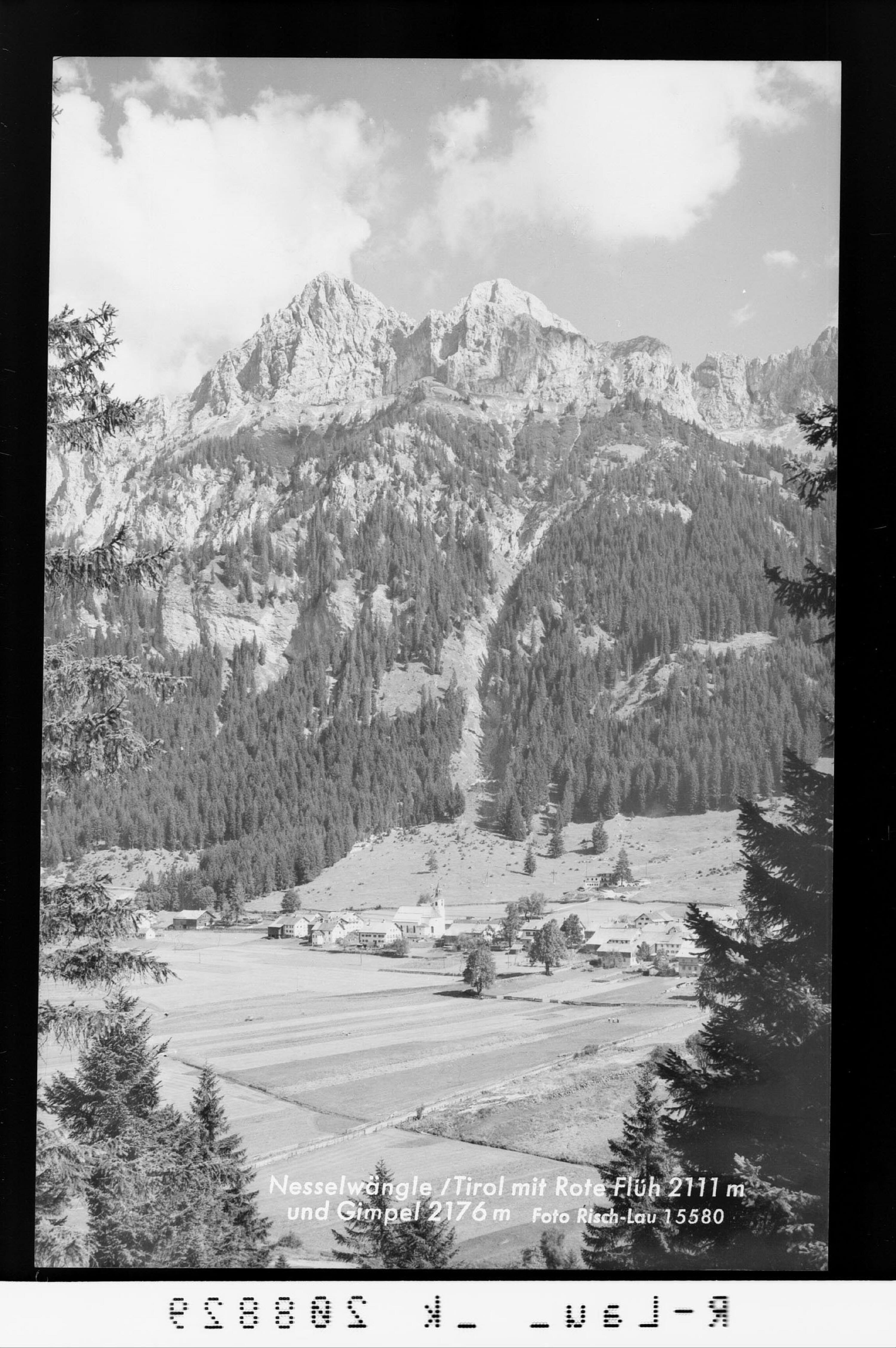 Nesselwängle in Tirol mit Rote Flüh 2111 m und Gimpel 2176 m></div>


    <hr>
    <div class=