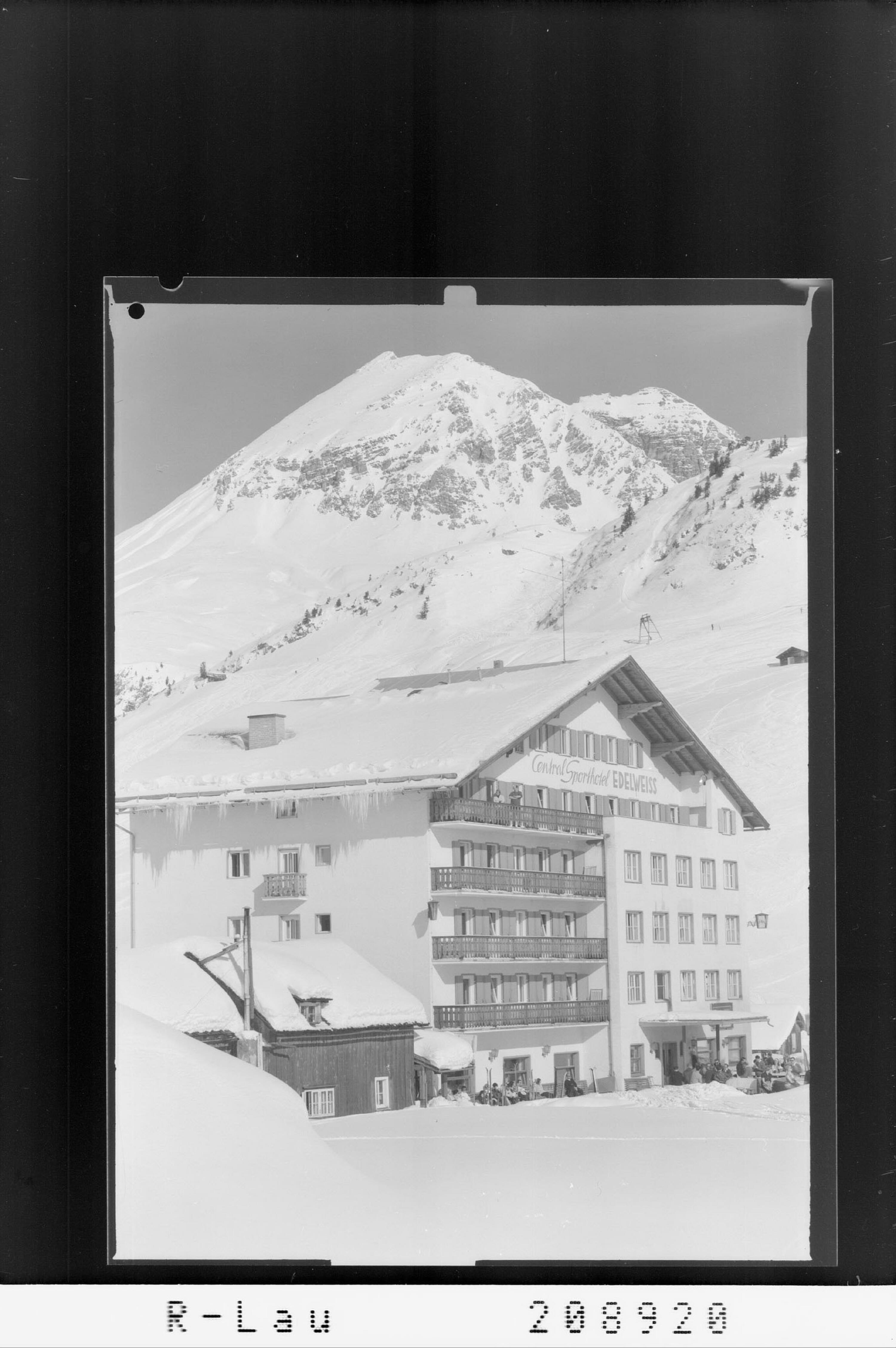[Zürs am Arlberg, Hotel Edelweiss gegen Rüfispitze]></div>


    <hr>
    <div class=
