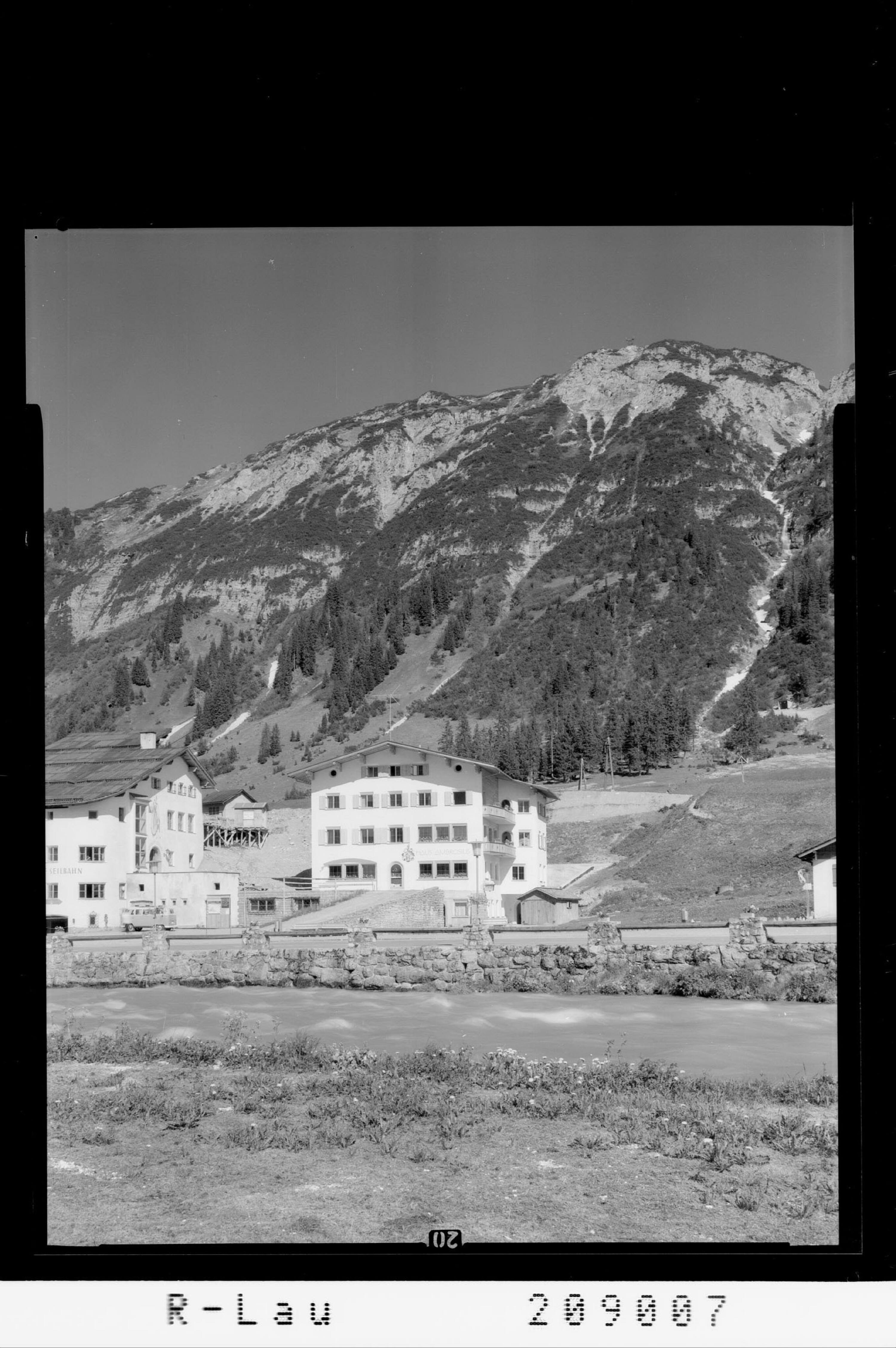 [Talstation der Rüfikopfbahn und Haus Ambrosius in Lech am Arlberg]></div>


    <hr>
    <div class=