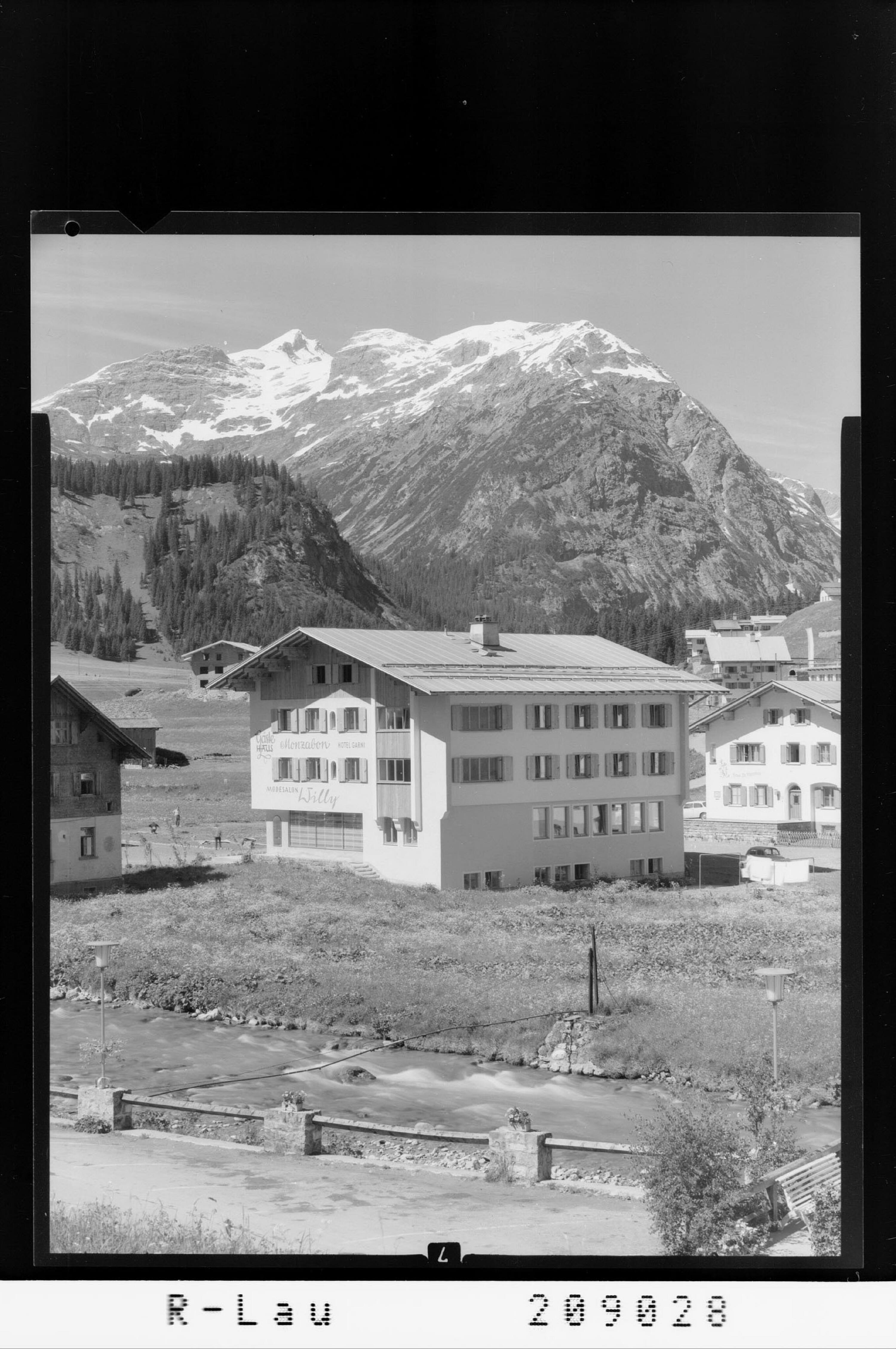 [Haus Monzabon in Lech am Arlberg mit Spuller Schafberg und Mehlsack]></div>


    <hr>
    <div class=