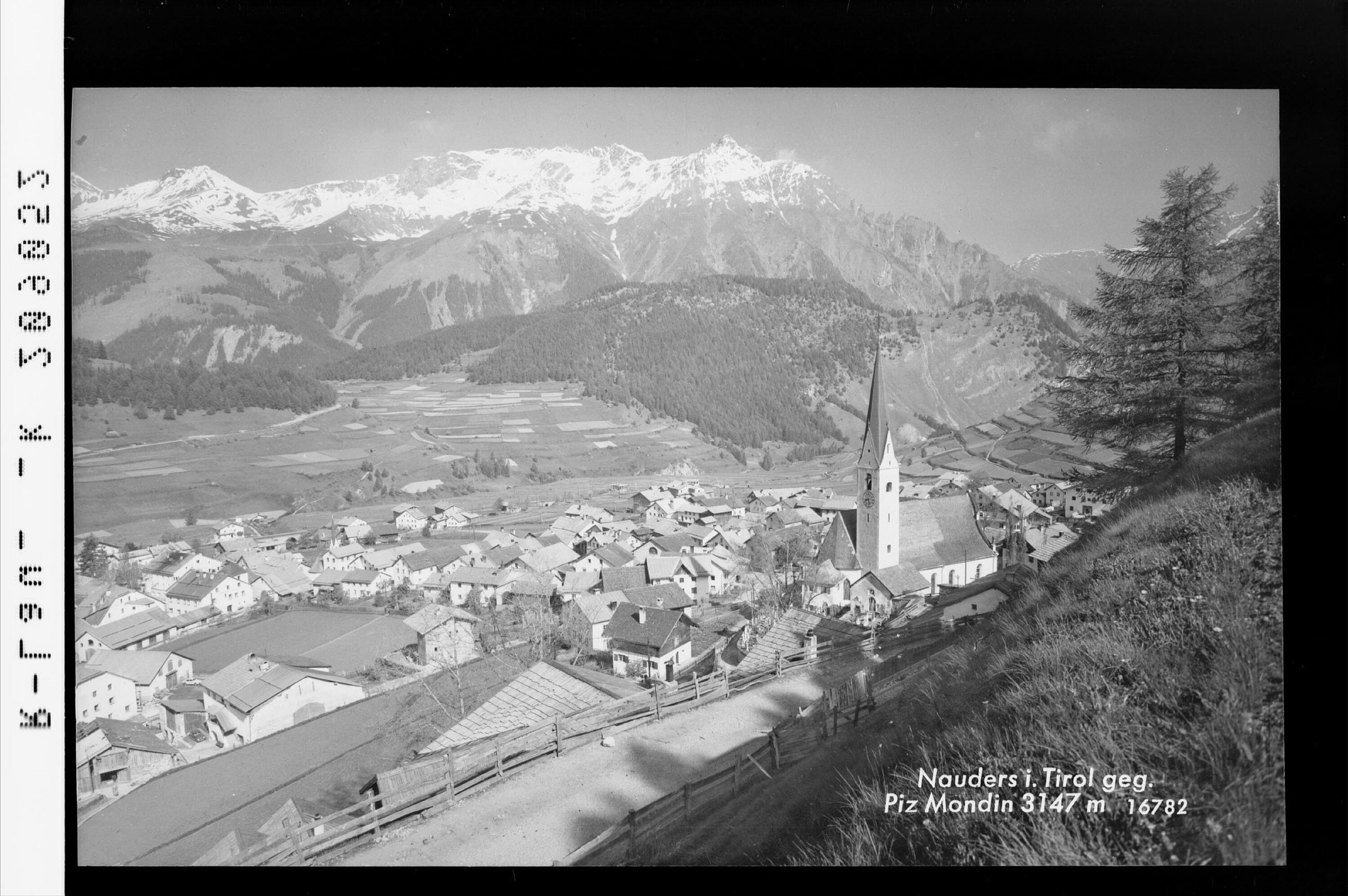 Nauders in Tirol gegen Piz Mondin 3147 m></div>


    <hr>
    <div class=