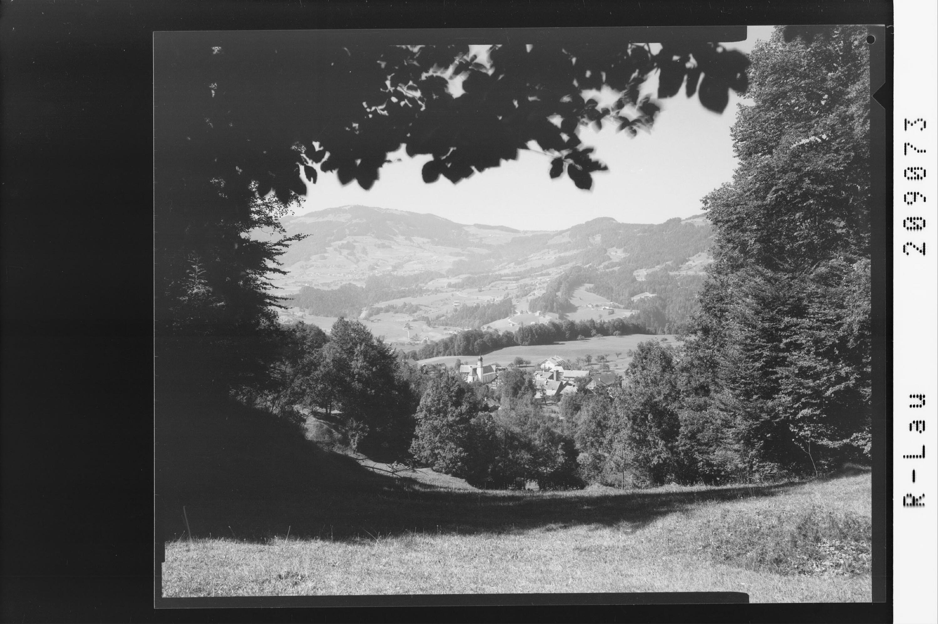 [Grossdorf im Bregenzerwald mit Blick zum Hochälpele und Bödele]></div>


    <hr>
    <div class=