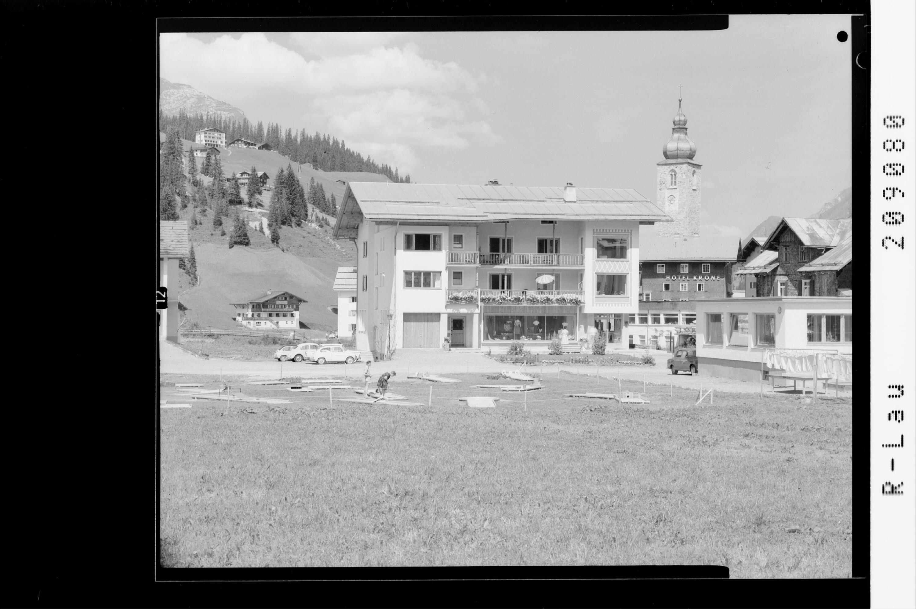 [Minigolfplatz und Haus Monzabon in Lech am Arlberg]></div>


    <hr>
    <div class=