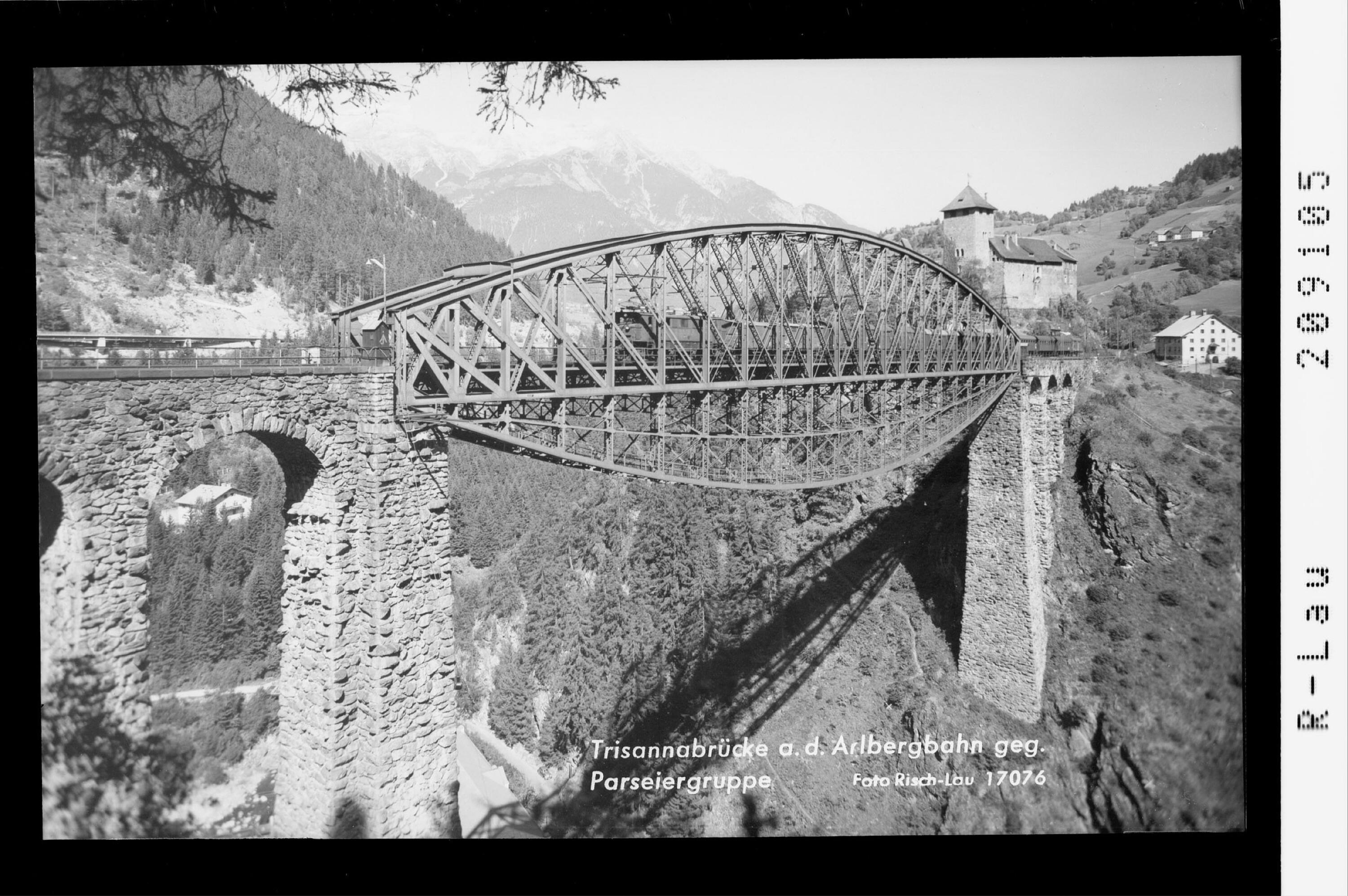 Trisannabrücke an der Arlbergbahn gegen Parseiergruppe></div>


    <hr>
    <div class=