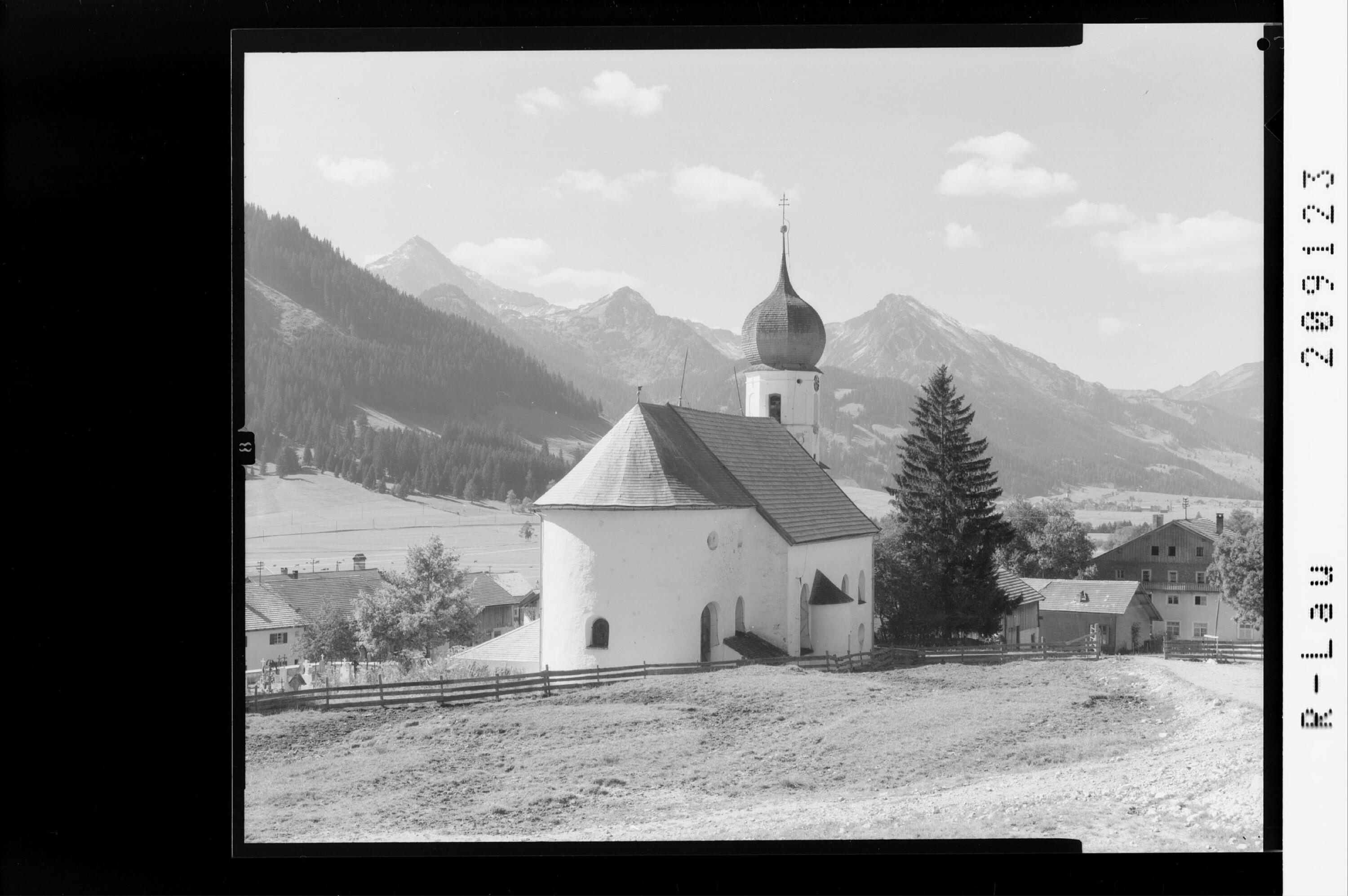 [Pfarrkirche in Grän gegen Gaishorn / Schnurschrofen und Ronenspitze / Tirol]></div>


    <hr>
    <div class=
