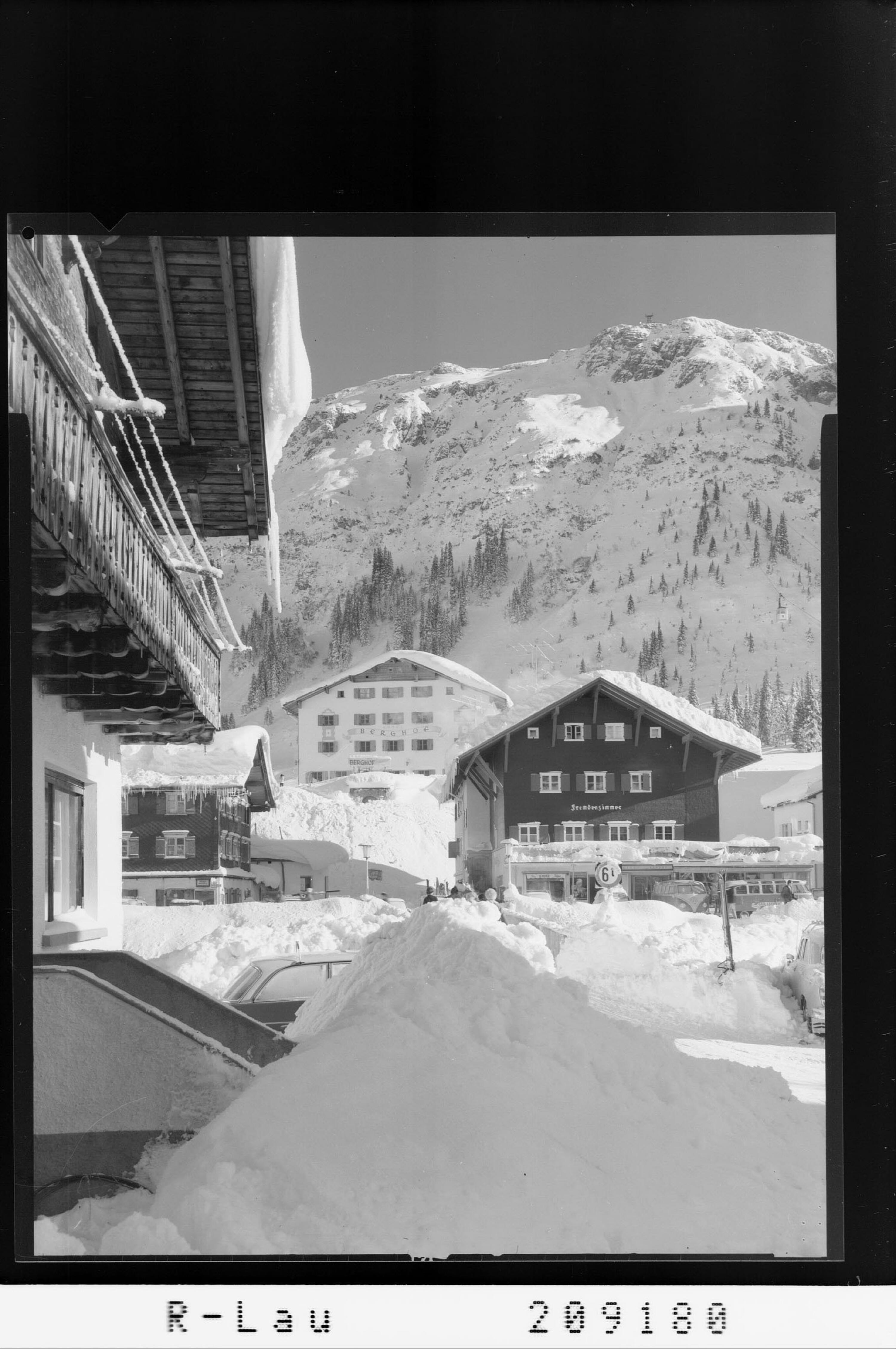 [Aus Lech am Arlberg]></div>


    <hr>
    <div class=