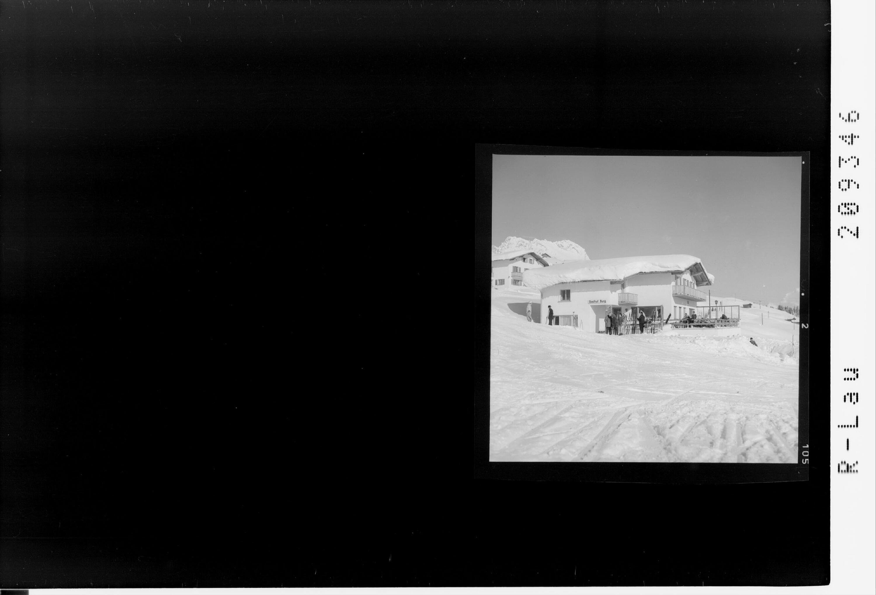 [Gasthof Burg in Oberlech mit Karhorn]></div>


    <hr>
    <div class=