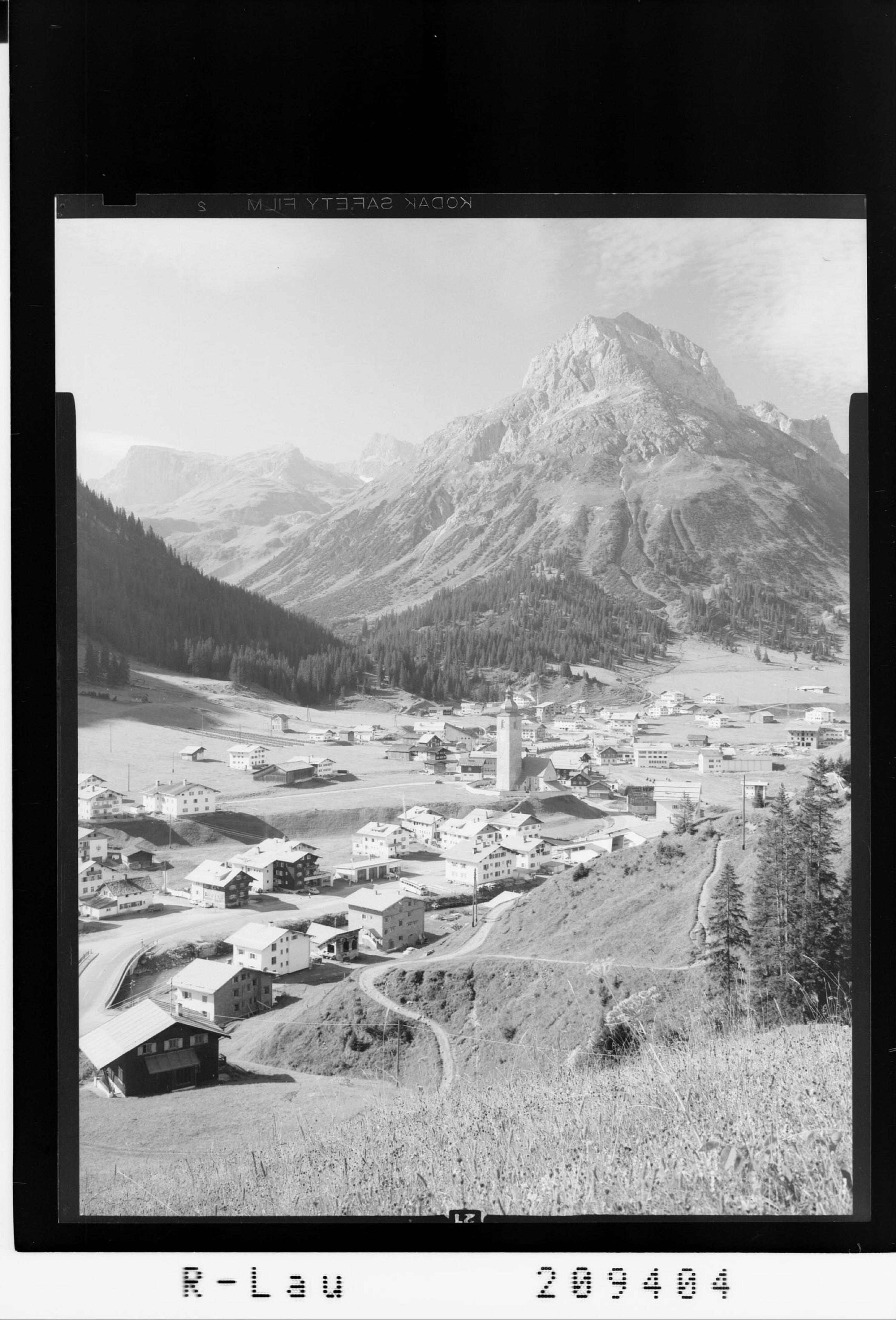 [Lech am Arlberg mit Blick zum Omeshorn]></div>


    <hr>
    <div class=