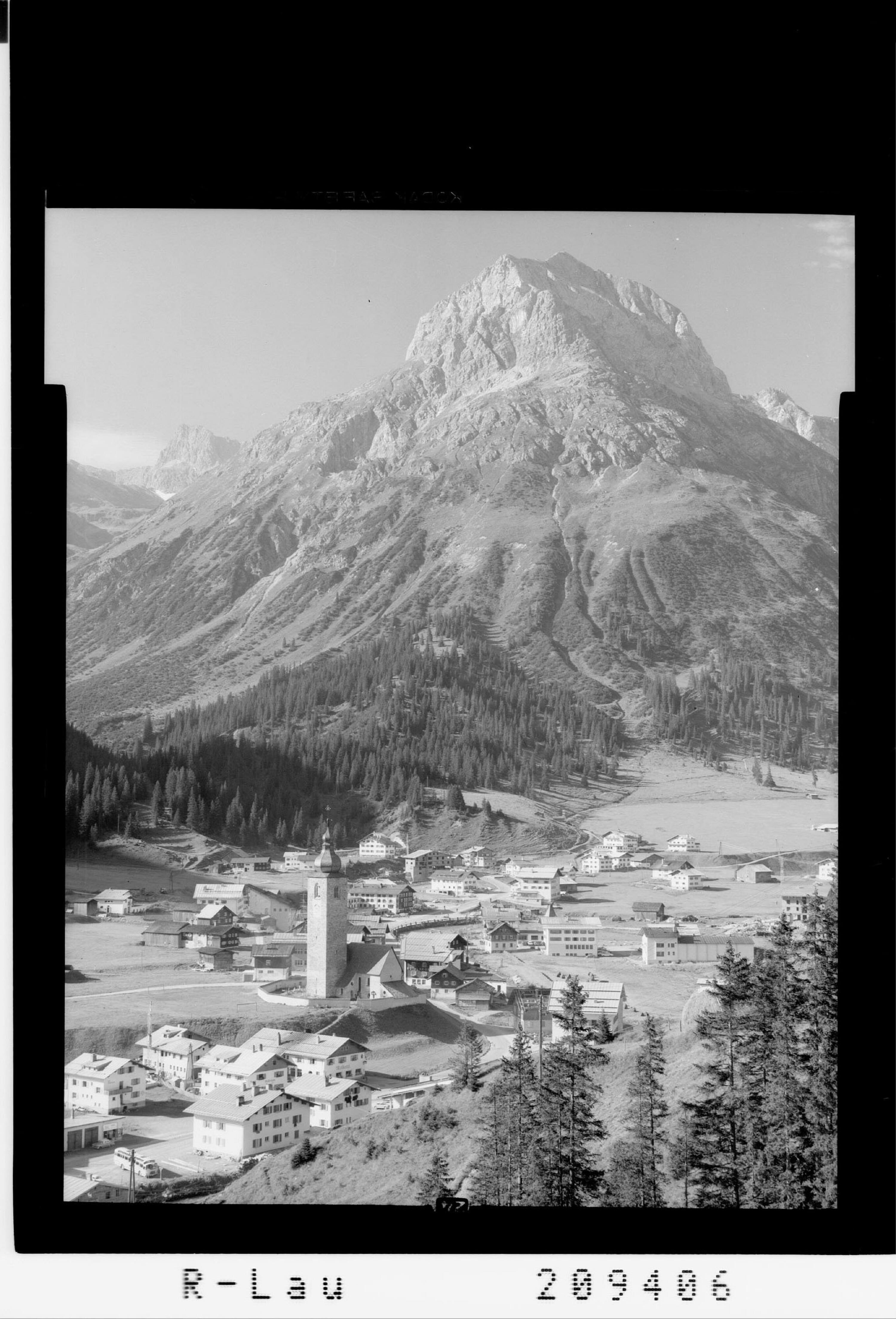 [Lech am Arlberg mit Blick zum Omeshorn]></div>


    <hr>
    <div class=