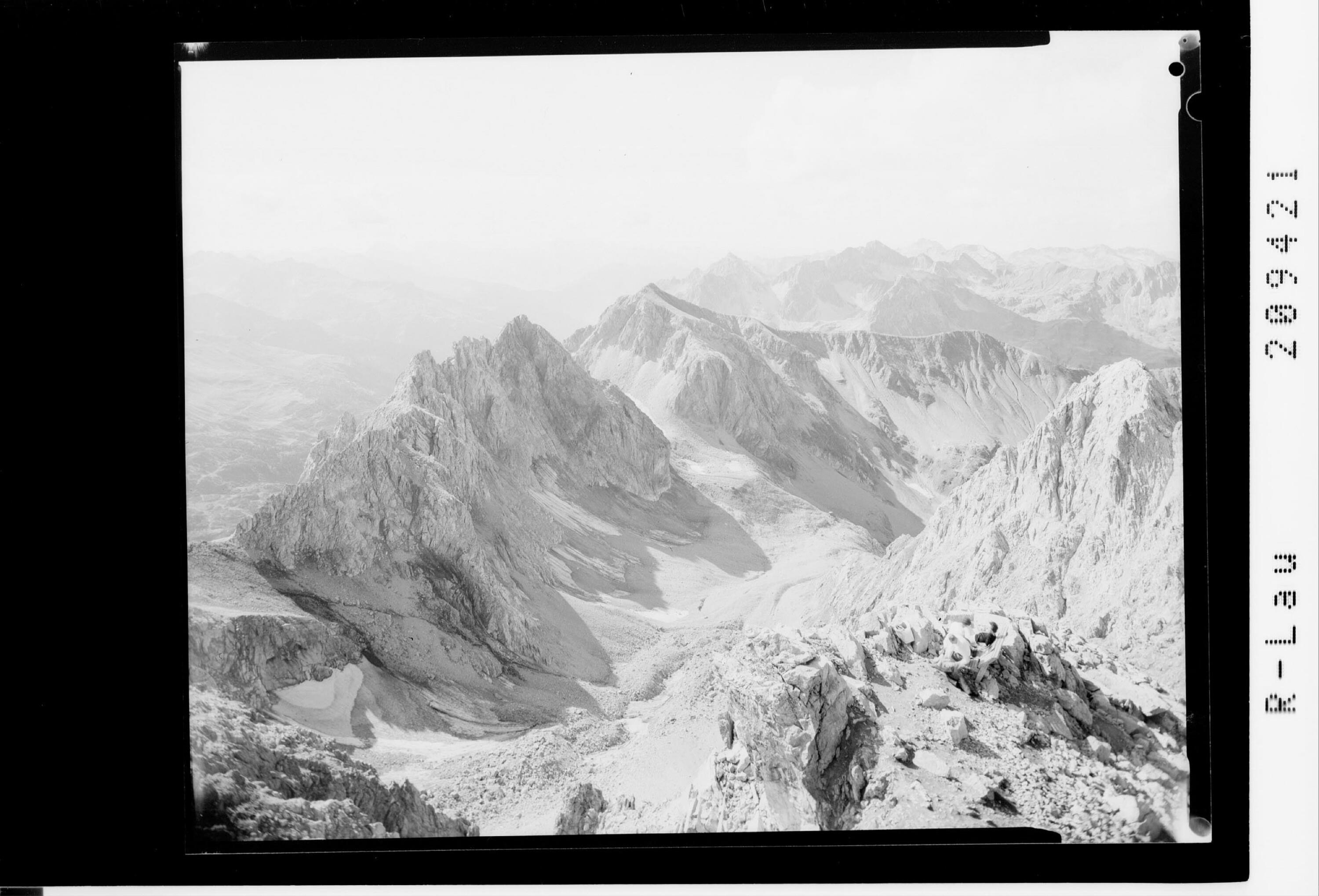 [Blick von der Valluga in die Verwallgruppe / Rhätikon und Lechtaler Alpen]></div>


    <hr>
    <div class=