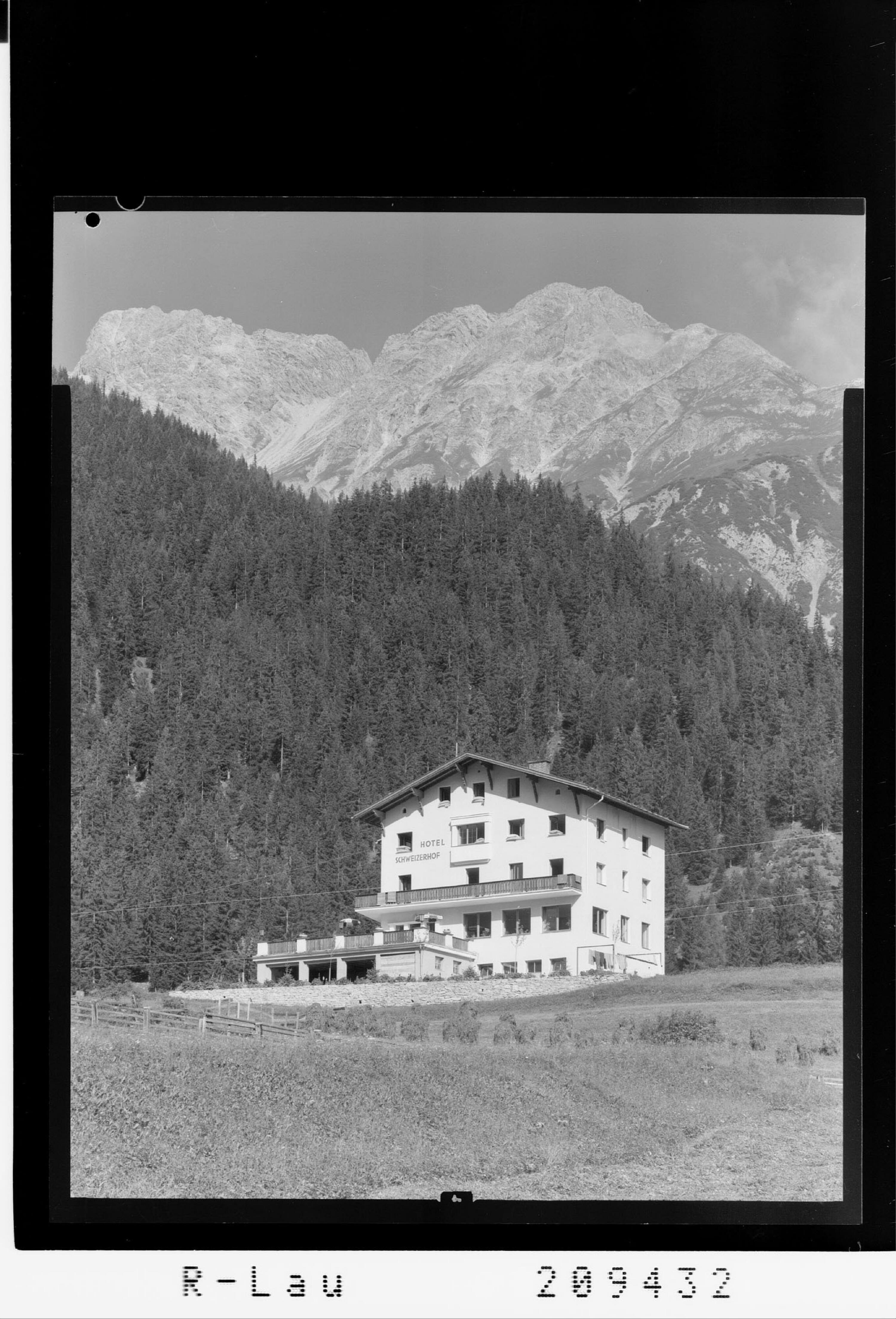 [Hotel Schweizerhof in St.Anton am Arlberg gegen Weißschrofenspitze]></div>


    <hr>
    <div class=