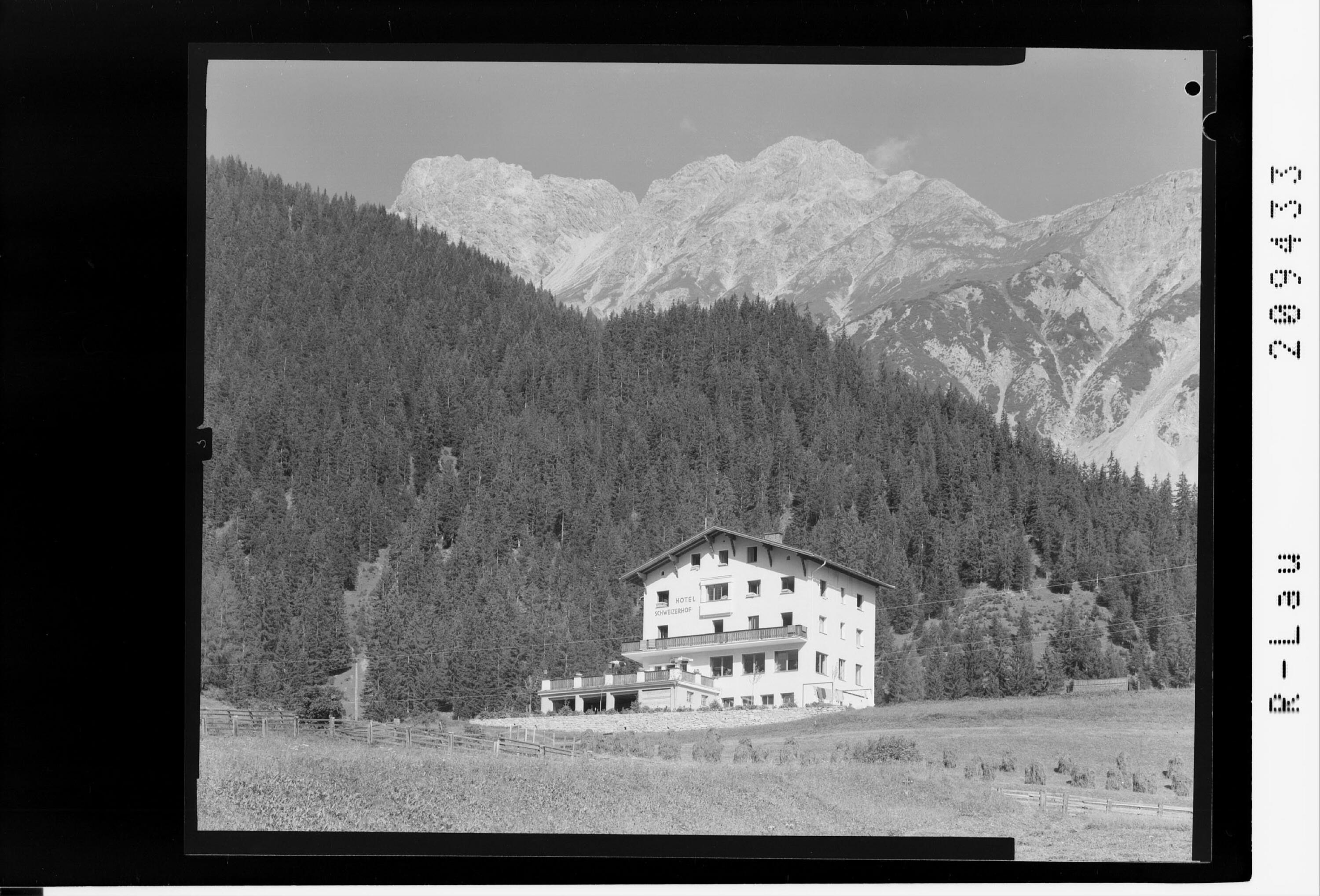[Hotel Scghweizerhof in St.Anton am Arlberg gegen Weißschrofenspitze]></div>


    <hr>
    <div class=
